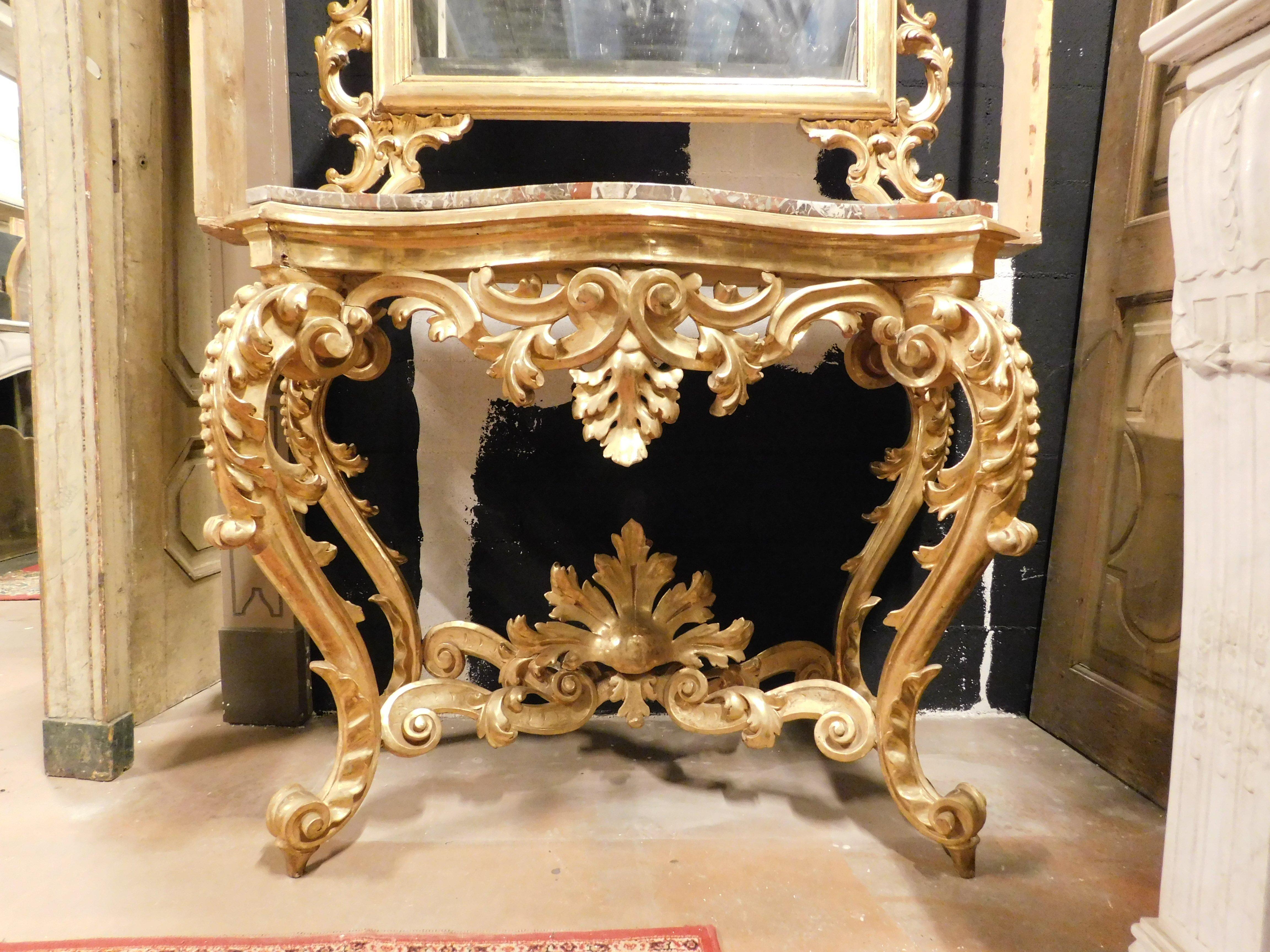 Sculpté à la main Miroir console aux décorations florales sculptées en bois doré, dessus en marbre rouge, Naples en vente