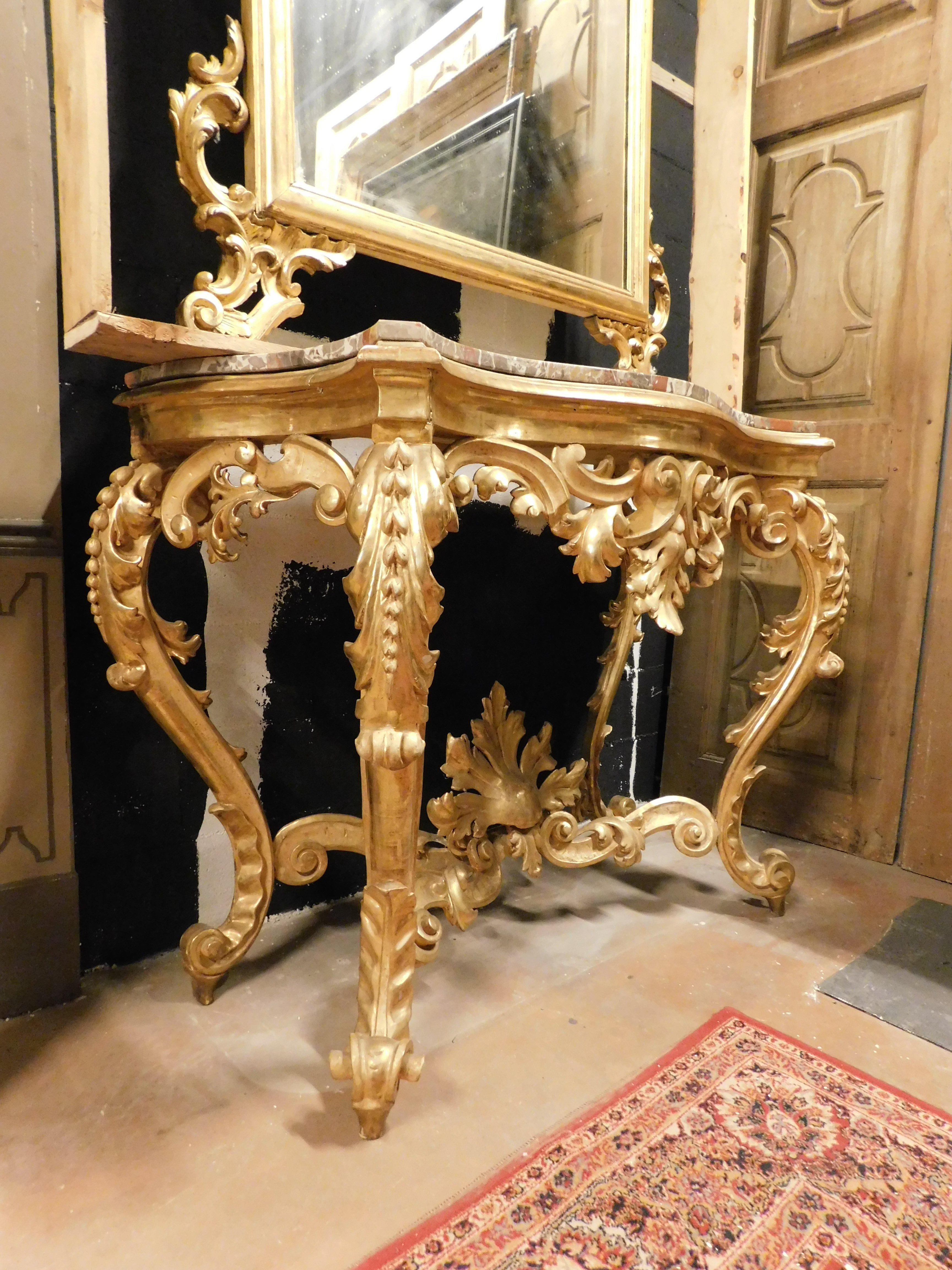 XIXe siècle Miroir console aux décorations florales sculptées en bois doré, dessus en marbre rouge, Naples en vente