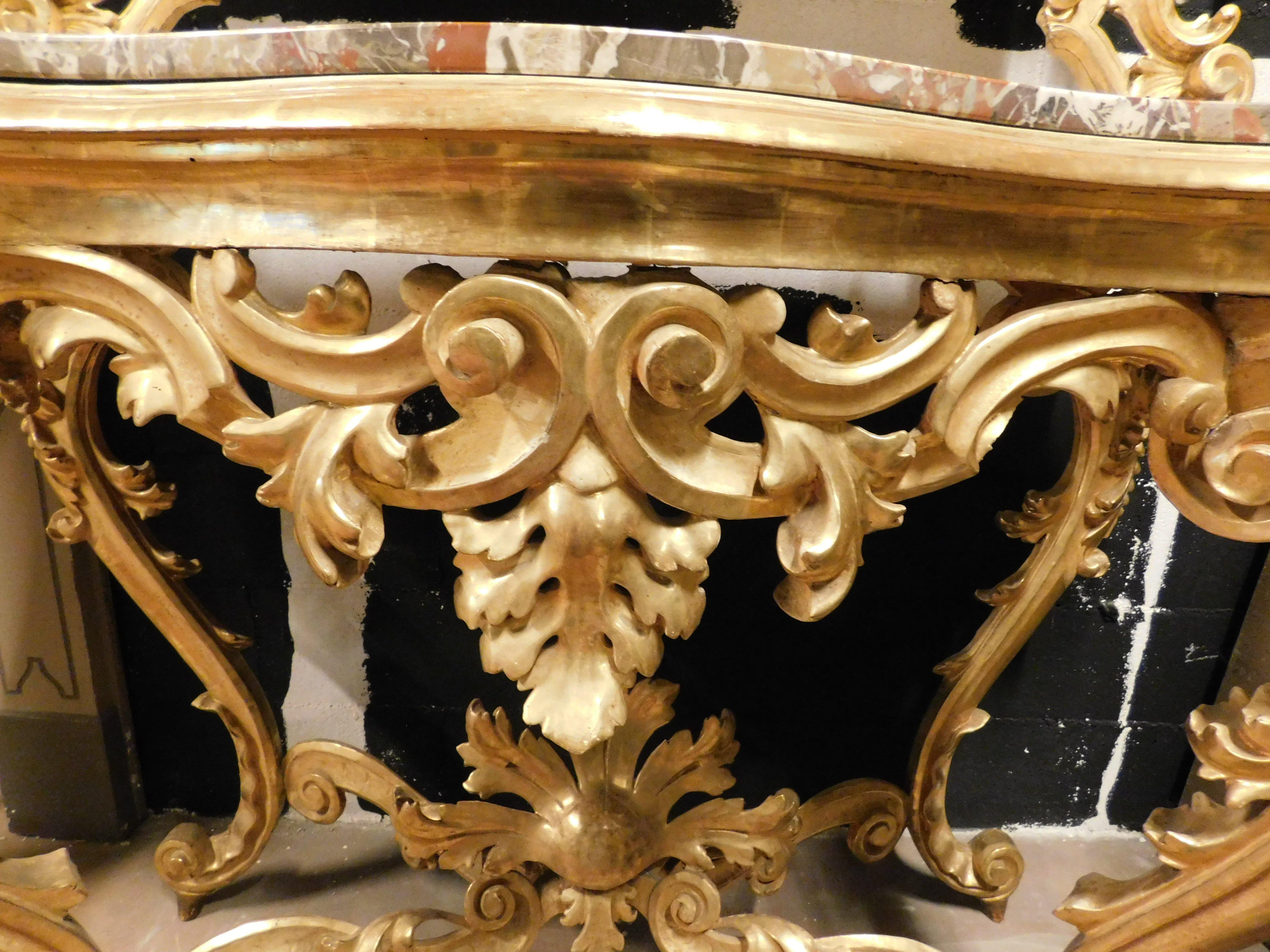 Miroir console aux décorations florales sculptées en bois doré, dessus en marbre rouge, Naples en vente 2