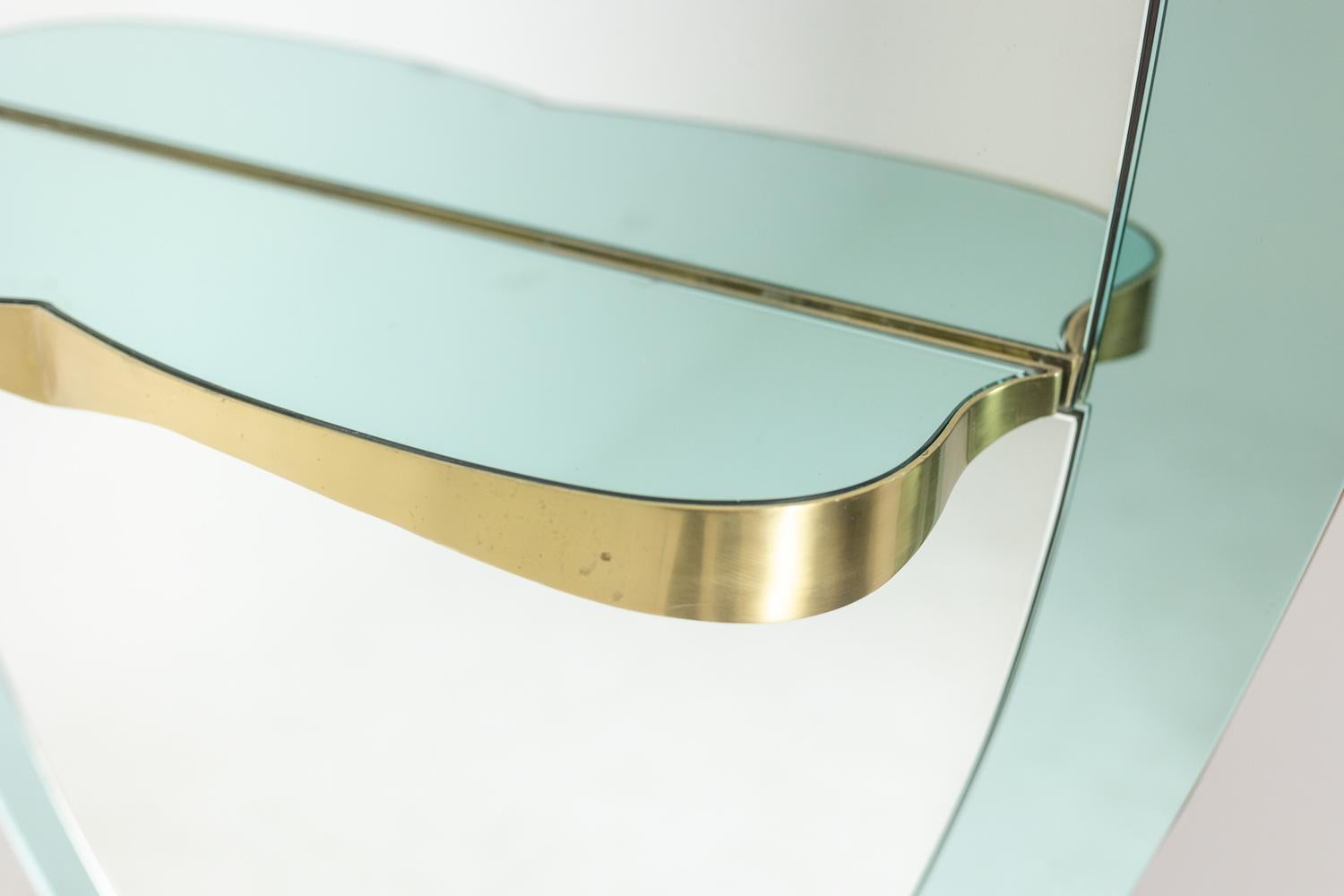 Fontana Arte, dans le style de.

Miroir console en verre bicolore et laiton doré.

Œuvre italienne réalisée vers 1950-1960.

Dimensions : H 220 x L 109 x P cm

Référence : LS60431154J
