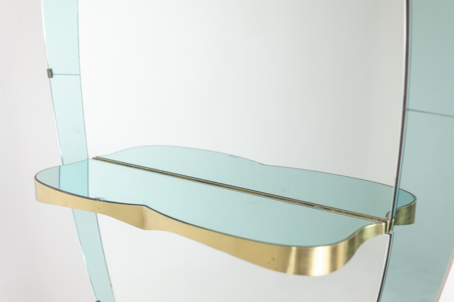 italien Miroir console en verre bicolore et laiton doré. Vers 1950. en vente