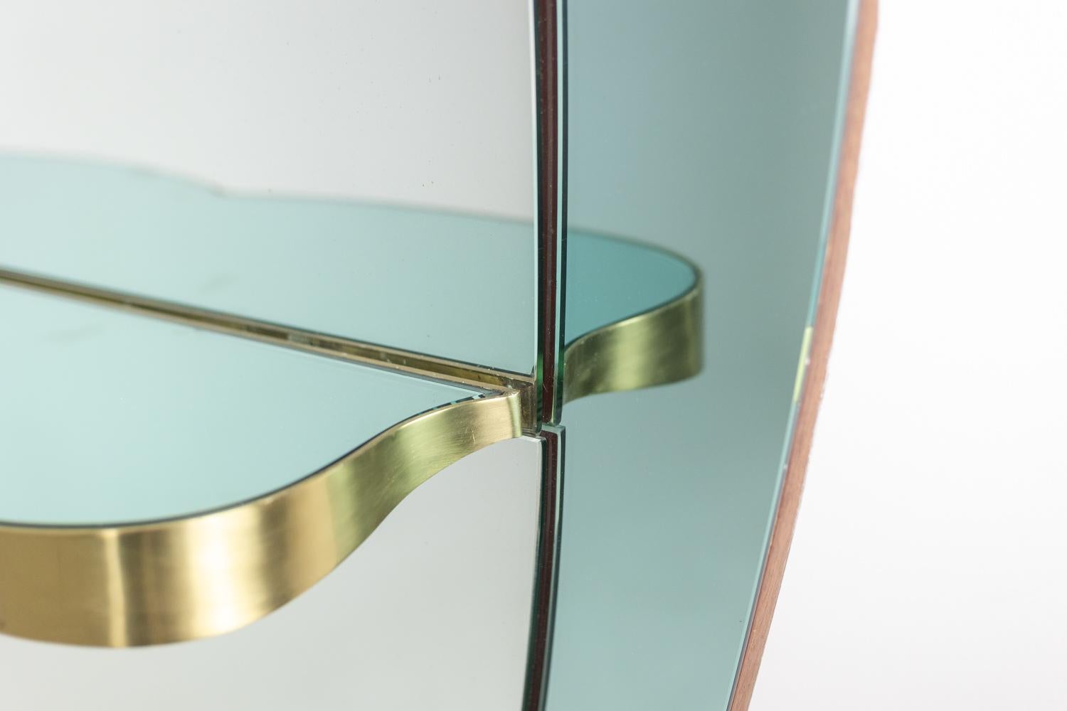 Laiton Miroir console en verre bicolore et laiton doré. Vers 1950. en vente