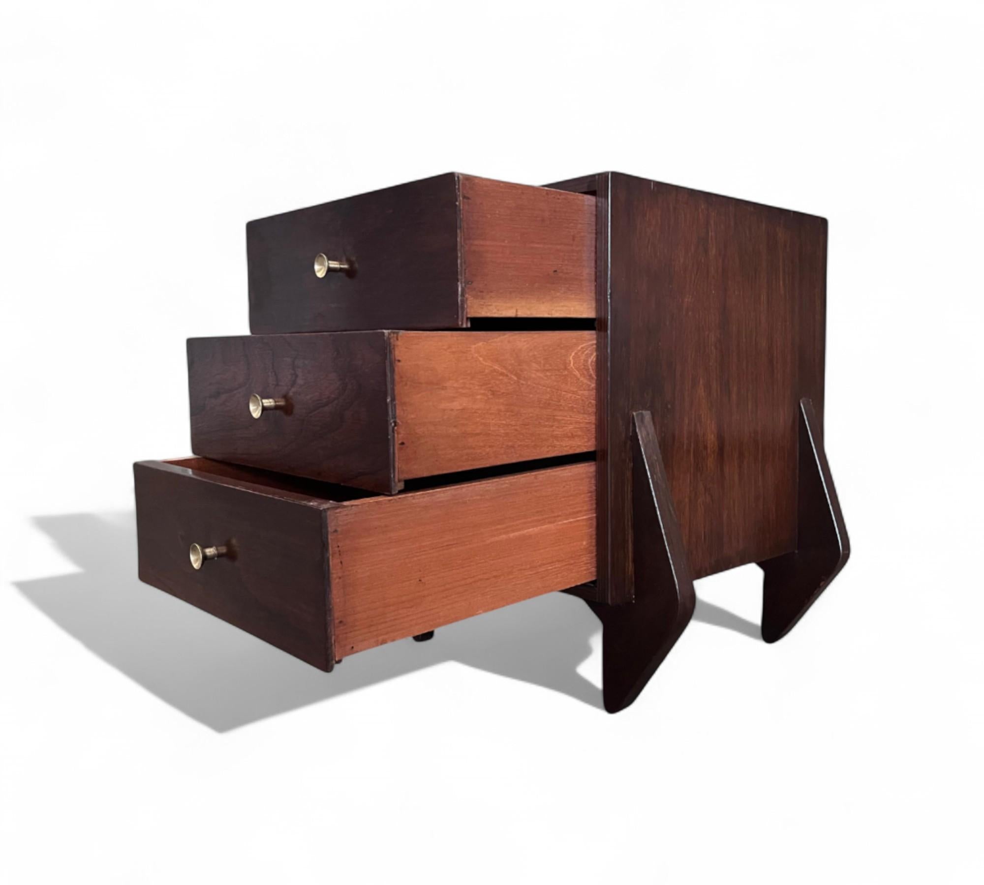 Console / table de chevet en Wood att. Jose Zanine Caldas, c. 1950s Bon état - En vente à New York, NY