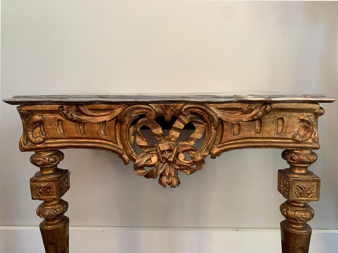 Beautiful Louis XVI period console. Composed of numerous gilded details, this console reminds us of the charm and delicacy of this style. The feet are in quiver with fluted shaft rudenté. On the belt of this piece of furniture the different