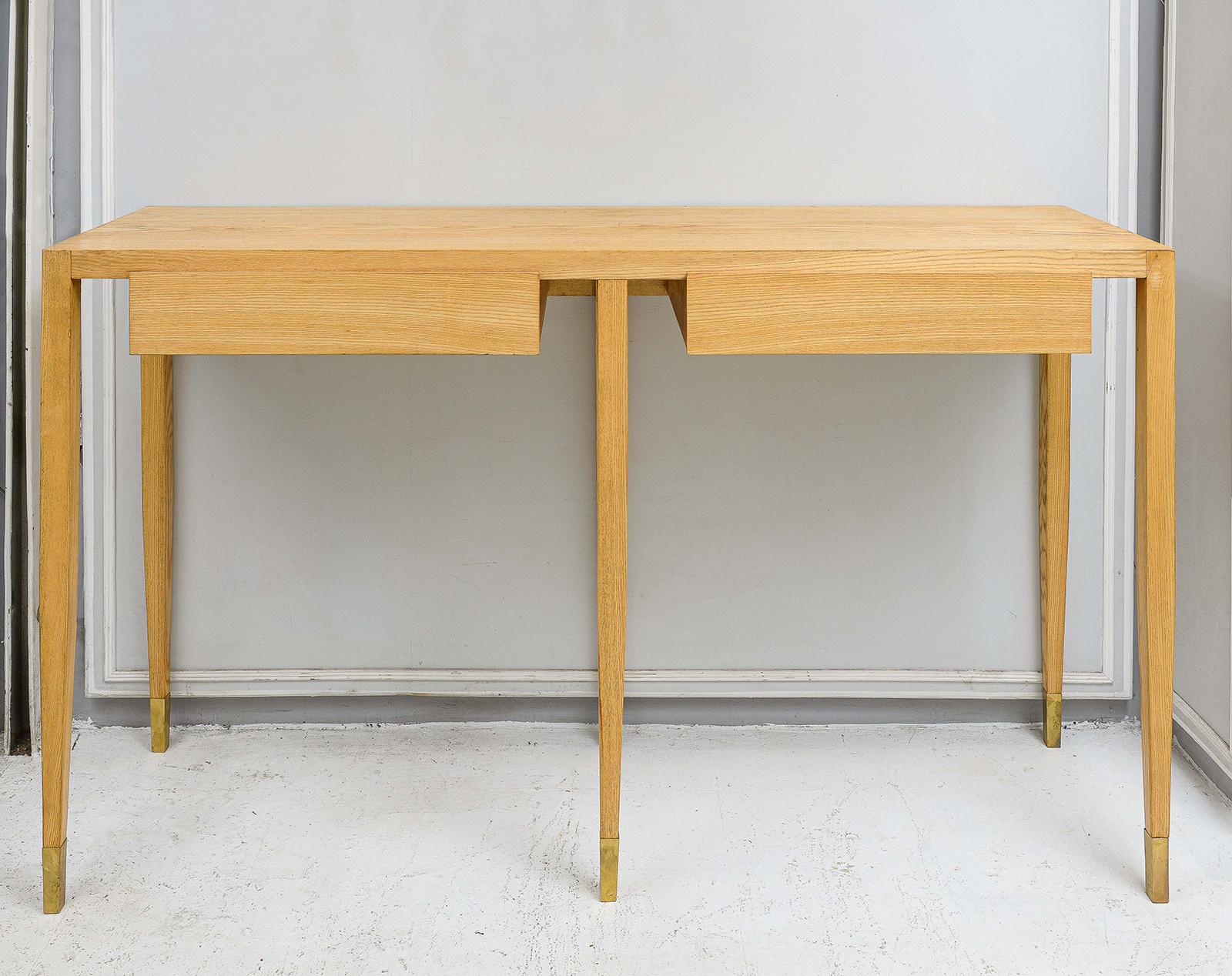 Elegante e insolita consolle stretta con gambe splendidamente affusolate e due cassetti centrali - attribuita a Gio Ponti. 