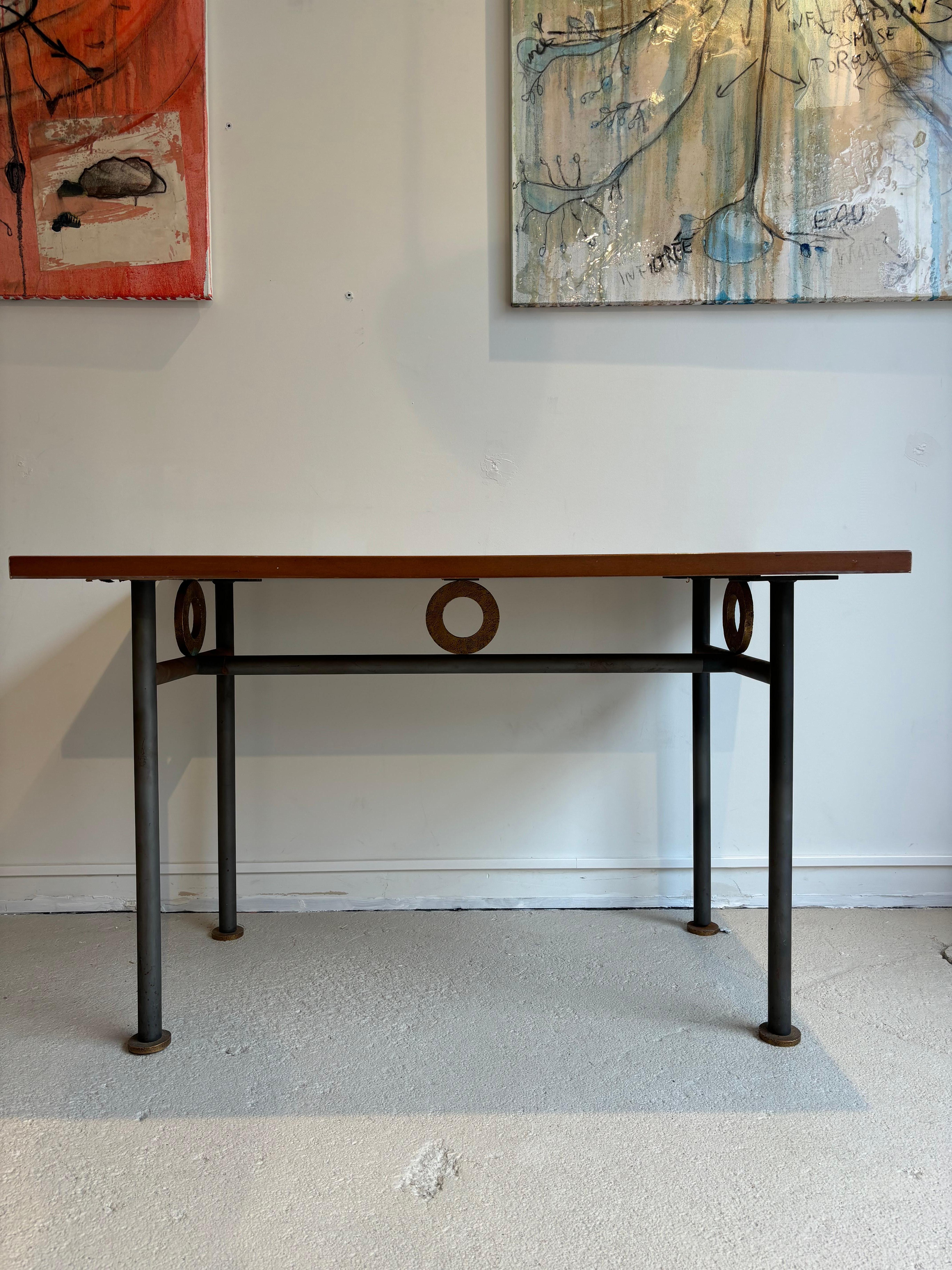 Commande spéciale par Olivier Gagnère pour une maison de l’ouest parisien vers 1983. 
En mdf teinté, fer martelé et feuille d’or. 
Cette commande spéciale fut composé de deux bureaux et de 16 chaises, egalement disponible. 