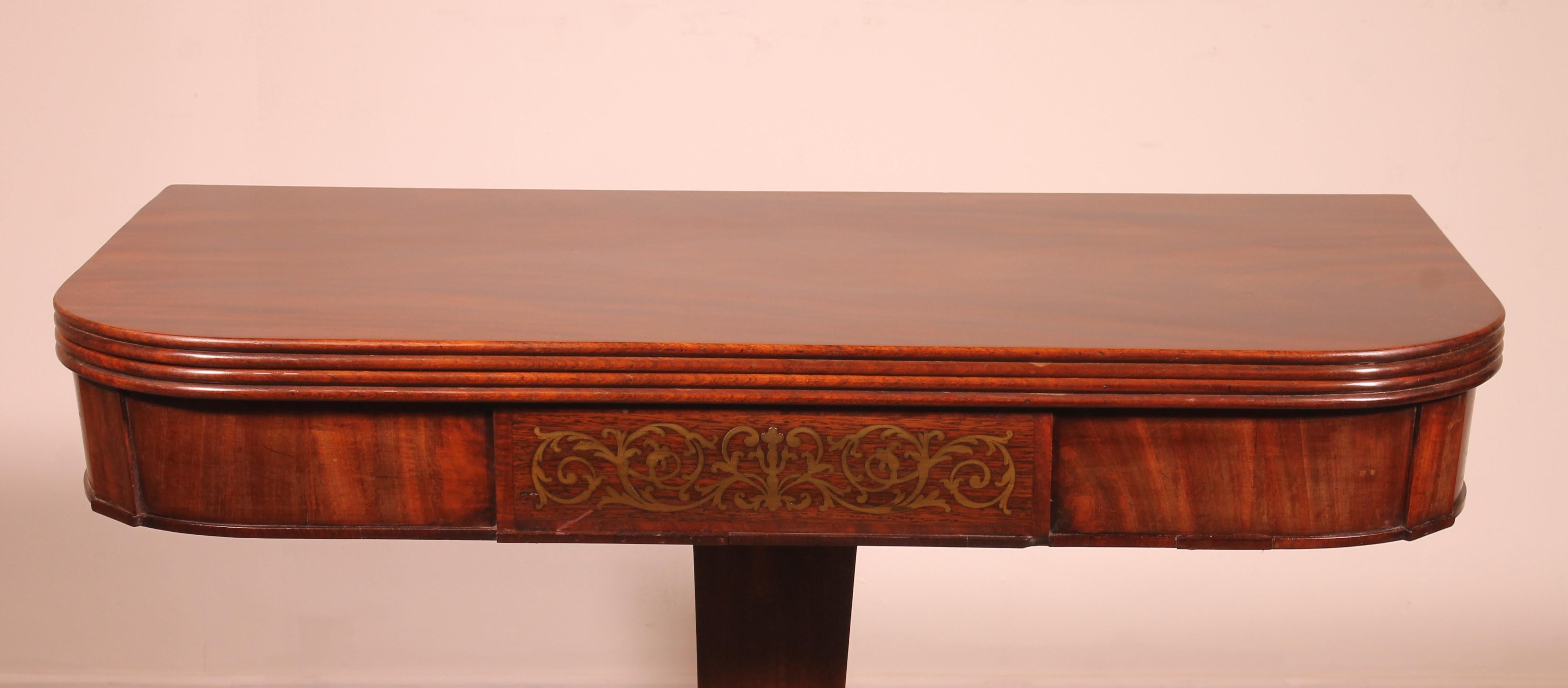Elegant console or games table in mahogany from the regency period
very beautiful console which is decorated with brass on its belt which is unusual
Beautiful solid mahogany top with a beautiful flame
It is possible to open the table top and we can