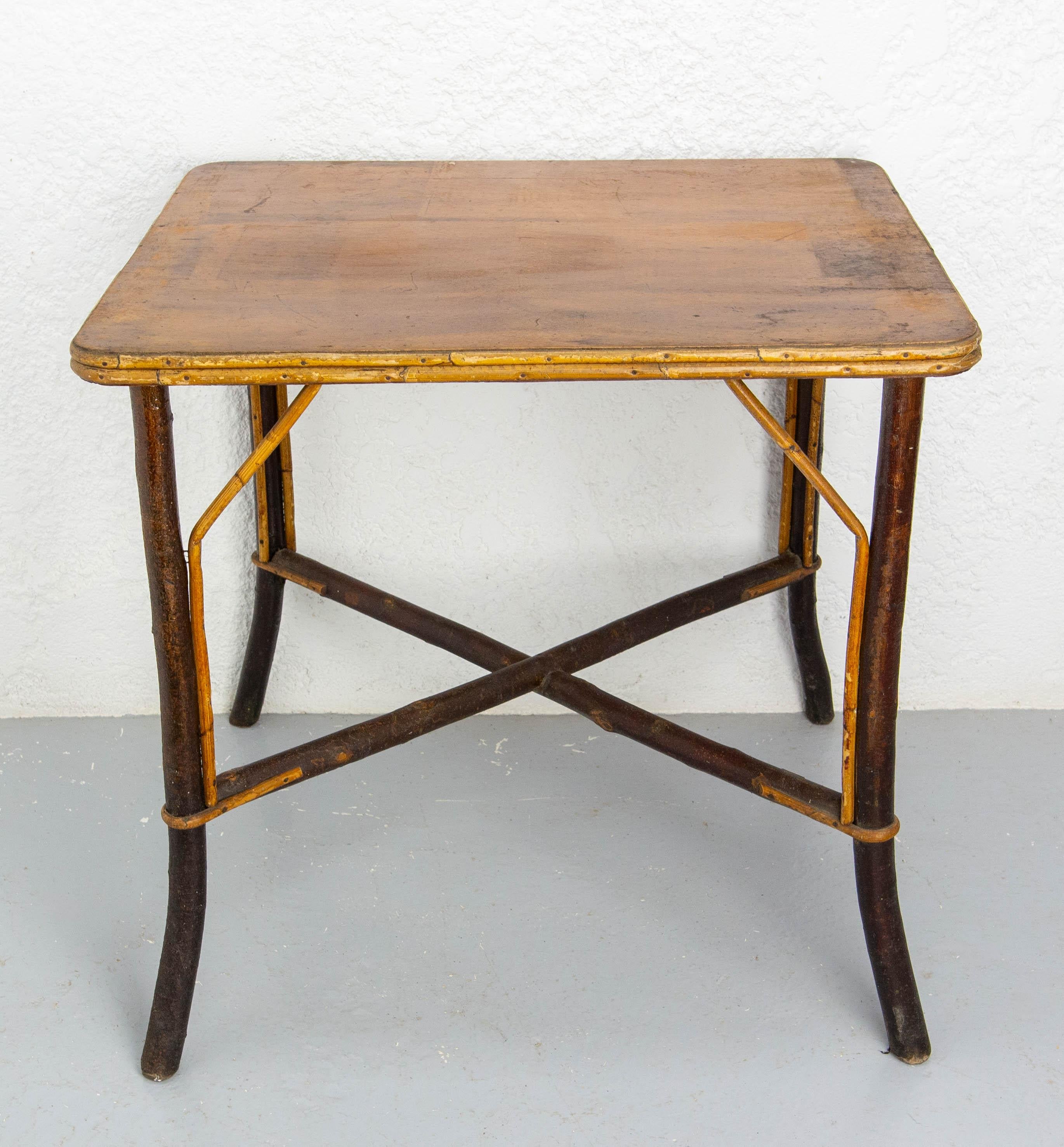 Rare side table with feet in hazel wood and rattan. The cabinetmaker has kept the bark of the wood for making the feet.
Dimensions of the table top: 23.22 x 27.95 in. (59 x 71 cm)
Early 20th century, France

Shipping:
71 / 65 / 73 cm 5 kg.
  