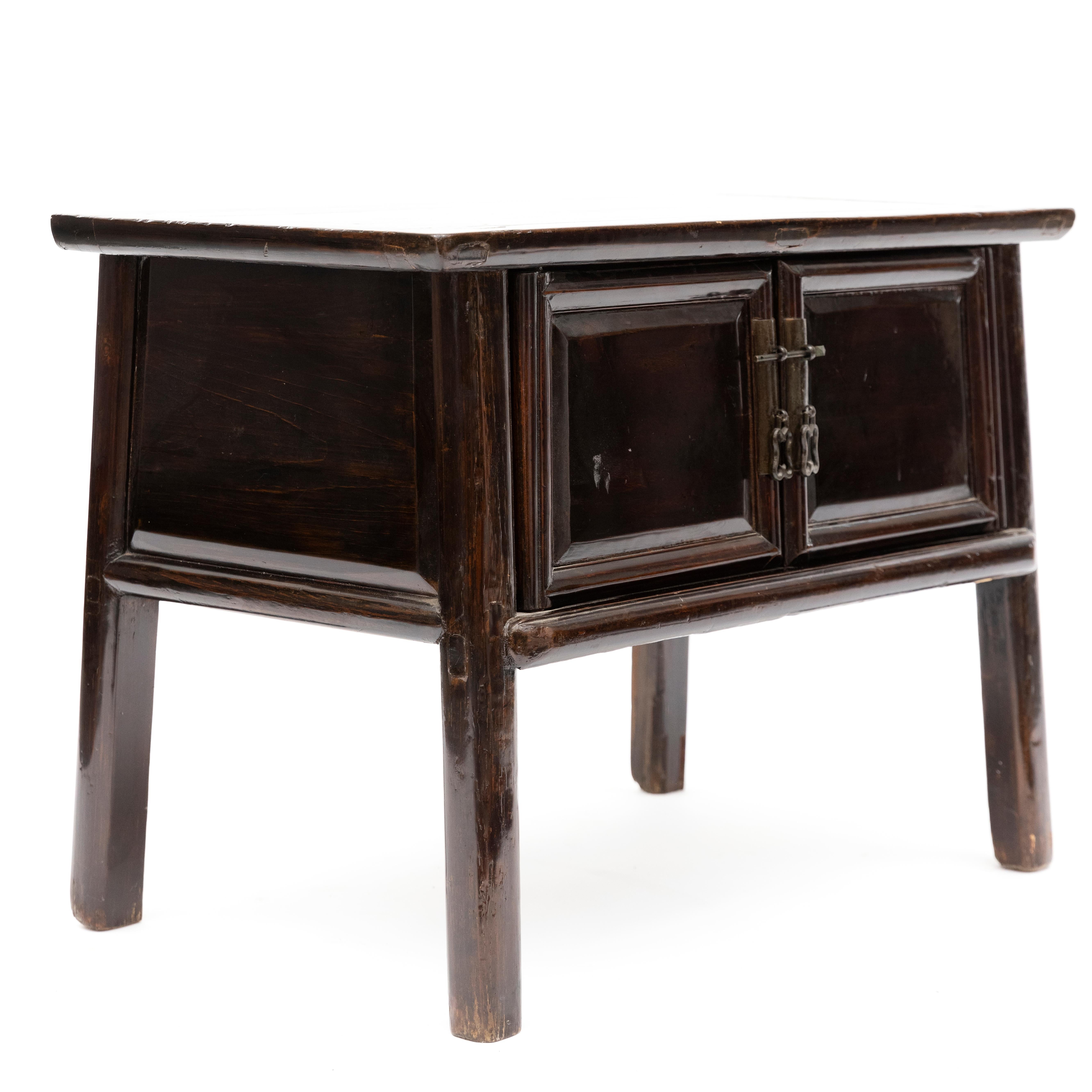 Qing Table d'appoint Ore avec laque noire bourgogne d'origine en vente