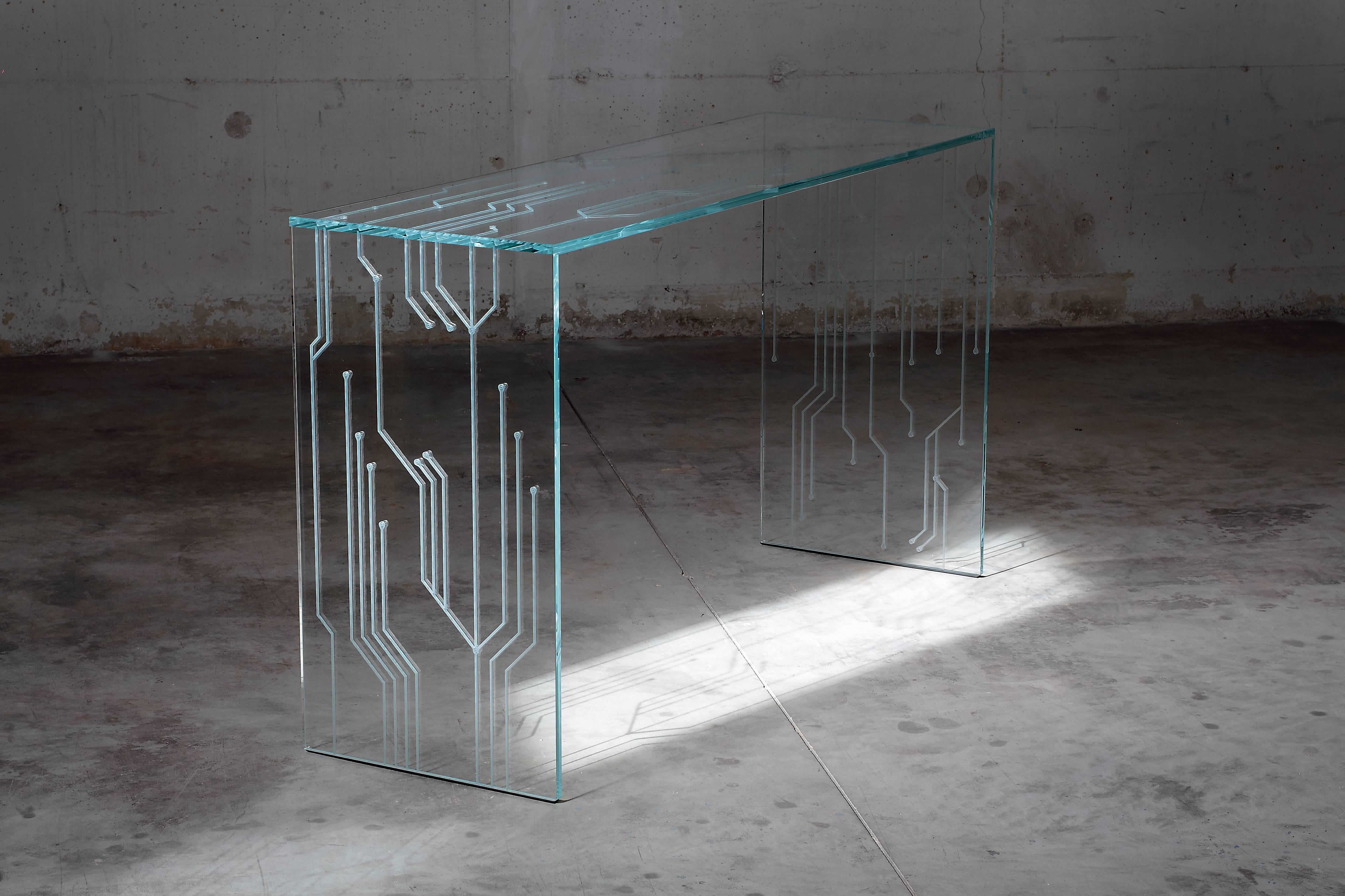 Konsolen-Sofatisch, alle Glas, Laser-Intarsien-Dekoration, Sammlerdesign, Italien (Moderne) im Angebot