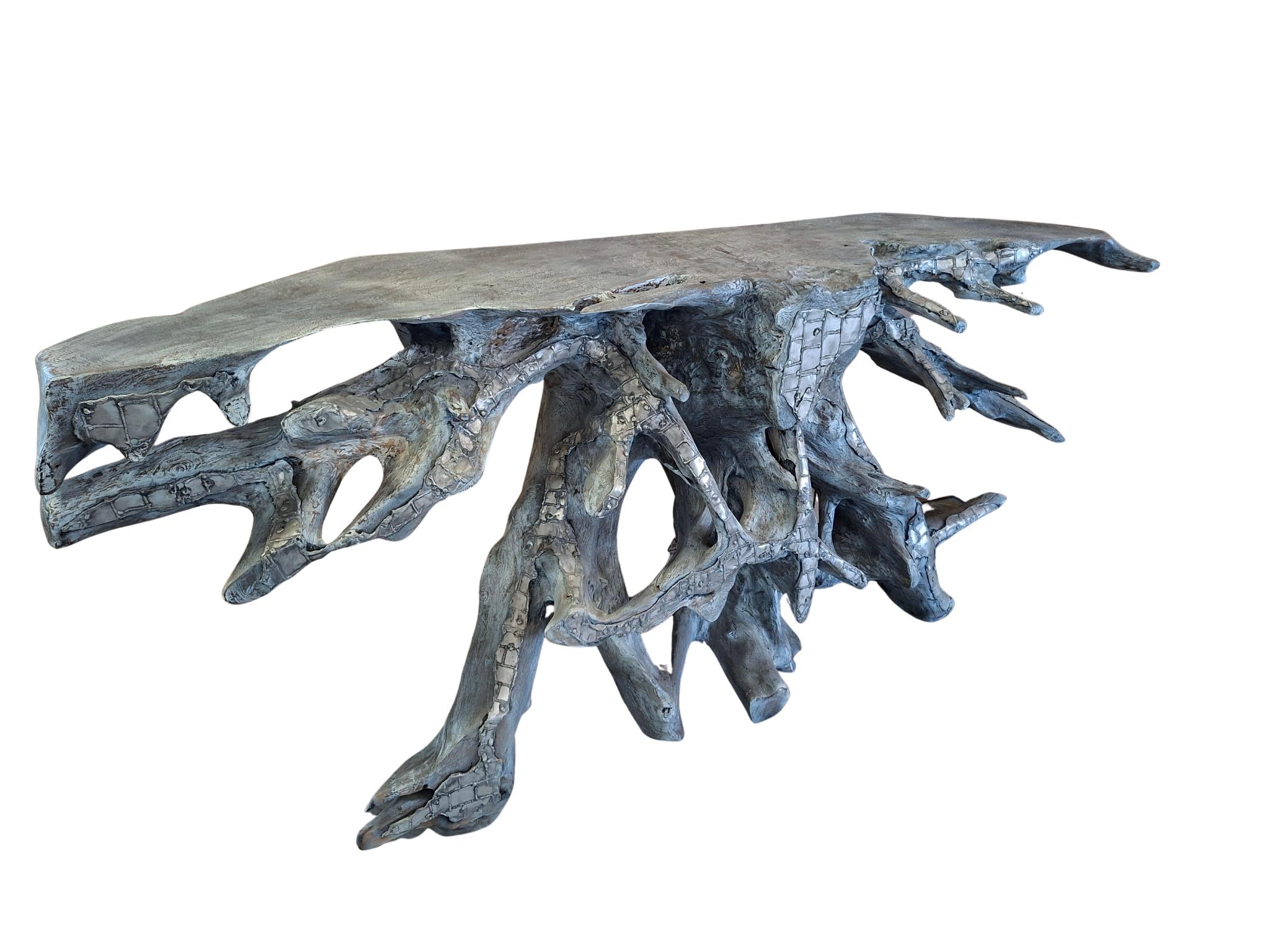 consola 'Suphattra' de Dialma Lifestyle, una pieza que combina la majestuosidad de la naturaleza con la elegancia de la artesanía. Perfecto para quienes buscan un elemento lujoso que pueda transformar un hall de entrada, un salón o un despacho de