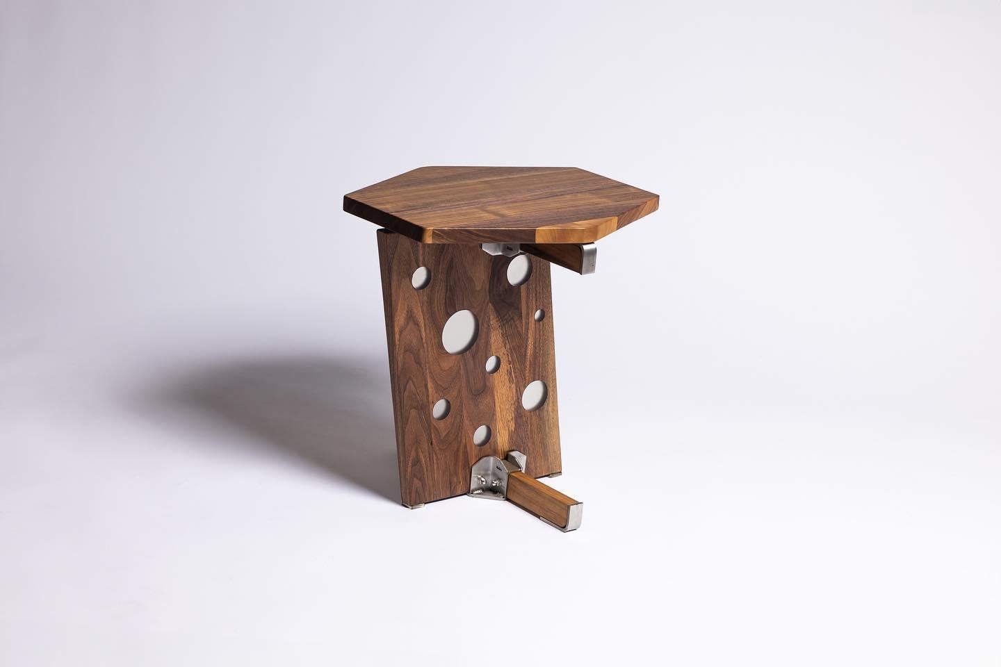 Table d'appoint Konstantin Achkov Studio
Édition limitée
Dimensions : D 45 x L 38 x H 45 cm.
MATERIAL : Bois de noyer américain, résine époxy et acier inoxydable.

Konstantin Achkov est un sculpteur bulgare de premier plan. Depuis près de vingt ans,