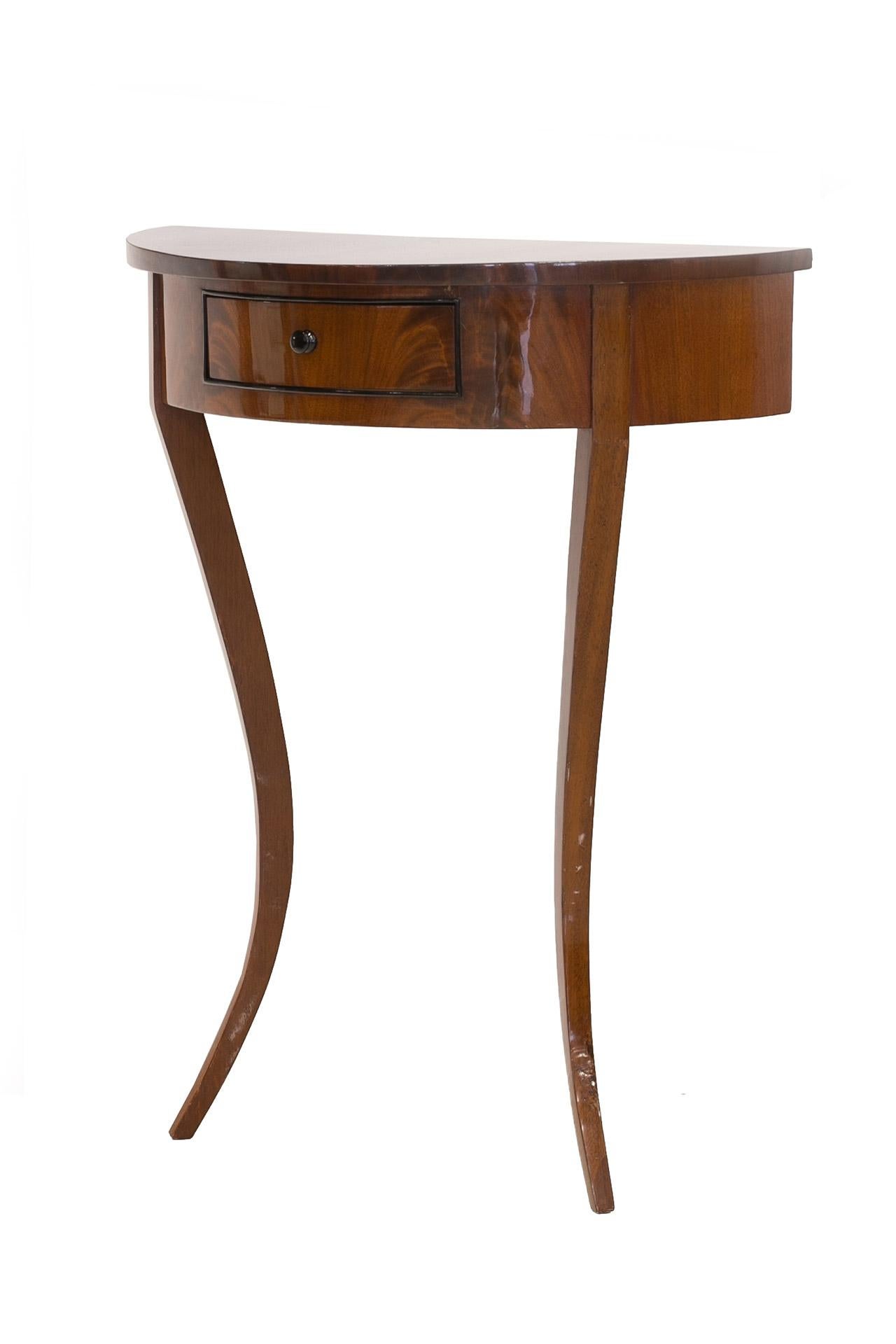 This side table was made in Germany in the first half of the 19th century. The table is supported on 2 bentwood legs and features one practical drawer. It is finished with mahogany veneer and is in excellent condition after a careful renovation. The