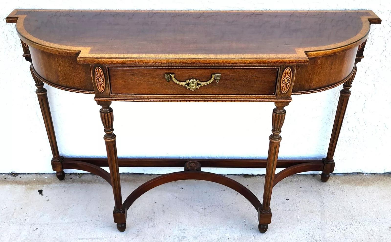 For FULL item description click on More Details Below.

Offering One Of Our Recent Palm Beach Estate Fine Furniture Acquisitions Of A
Vintage Console Sofa Server Table from the American Masterpiece Collection by Hickory White
Flame Mahogany with