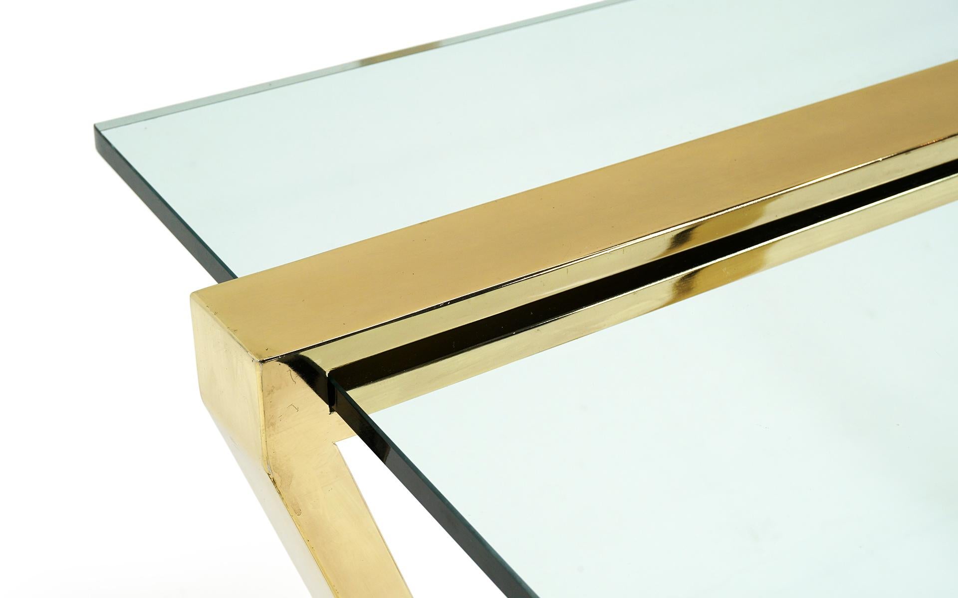 Fin du 20e siècle Console/table de canapé en laiton et verre par Design Institute of America, signé en vente