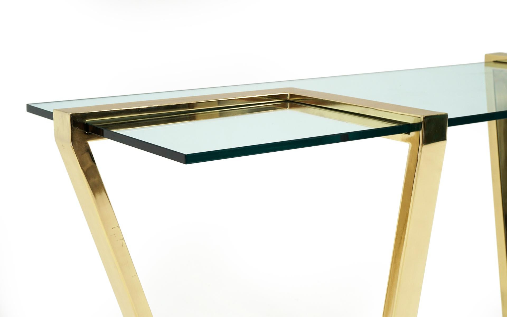 Console/table de canapé en laiton et verre par Design Institute of America, signé en vente 1