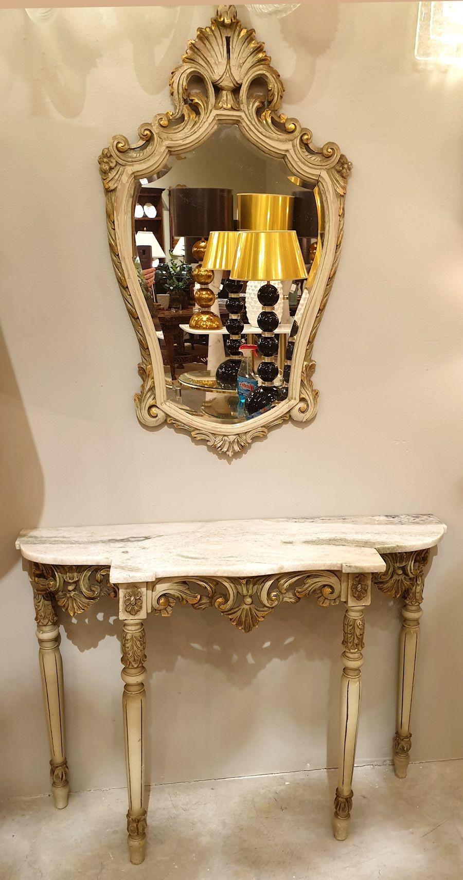Set bestehend aus einem dekorativen Konsolentisch mit vier Beinen und einem passenden großen Wandspiegel. Louis XV-Stil, Frankreich 1920er Jahre oder früher.
Der neoklassische Konsolentisch mit Spiegel ist aus vergoldetem und hellgrün lackiertem