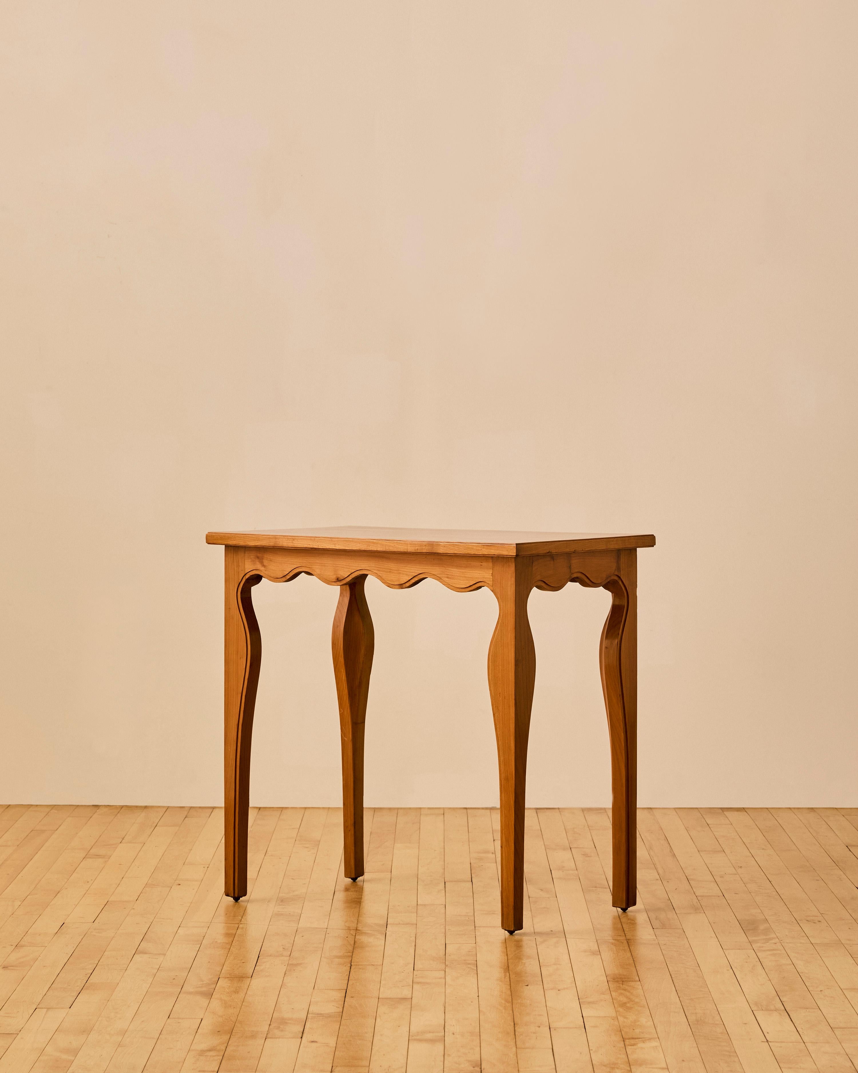 Tavolo da salotto attribuito a Paolo Buffa con bordo smerlato, C.C. 1950. 