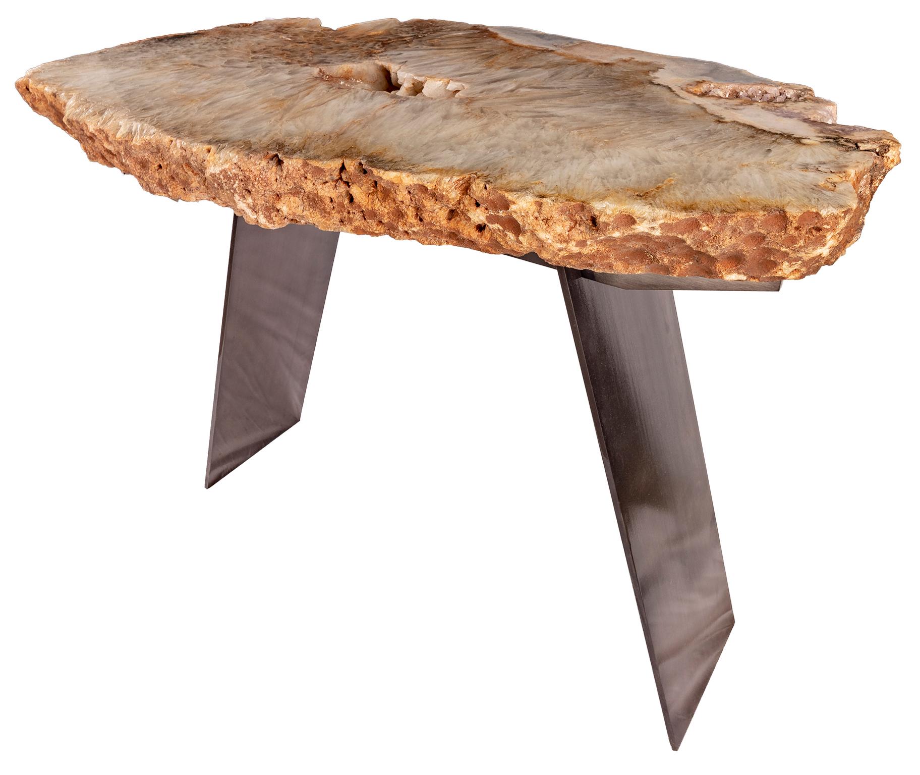 Console table, Brazilian quartz with metal base.
Tabletop measurements:
Measures: 26