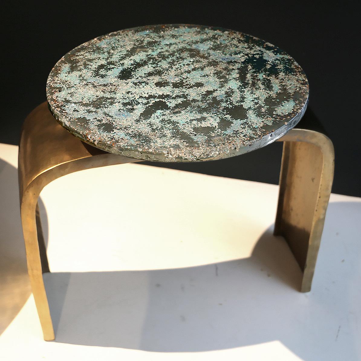 Beine aus Bronze auf Bestellung, mit gewünschter Patina. Top auf Lager: Dieser zeitgenössische Tisch ist ein einzigartiges Stück, das von Xavier Lavergne entworfen wurde und aus geschmolzenem Zinn mit venezianischem Muranoglas besteht, das in Harz