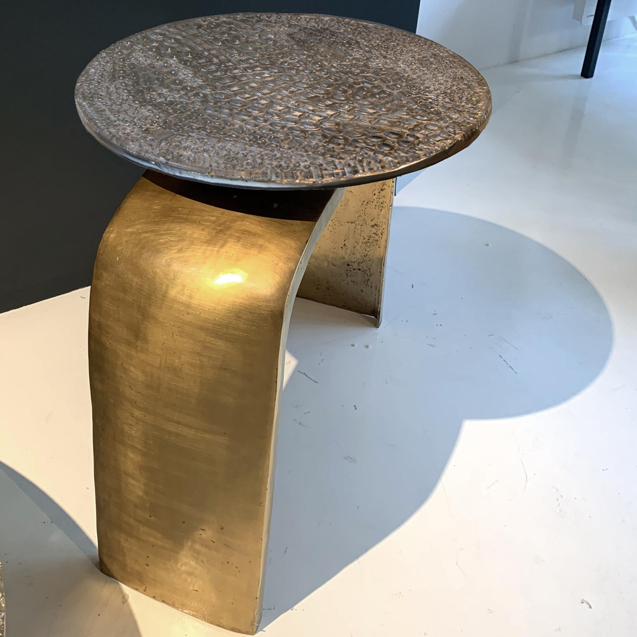 Auf Bestellung gefertigt: Dieser zeitgenössische Tisch ist ein Einzelstück, das von Xavier Lavergne entworfen wurde und aus geschmolzenem Zinn mit Schuppenmuster besteht, das in Harz eingebettet und wie Marmor poliert ist. Die Bronzebeine des