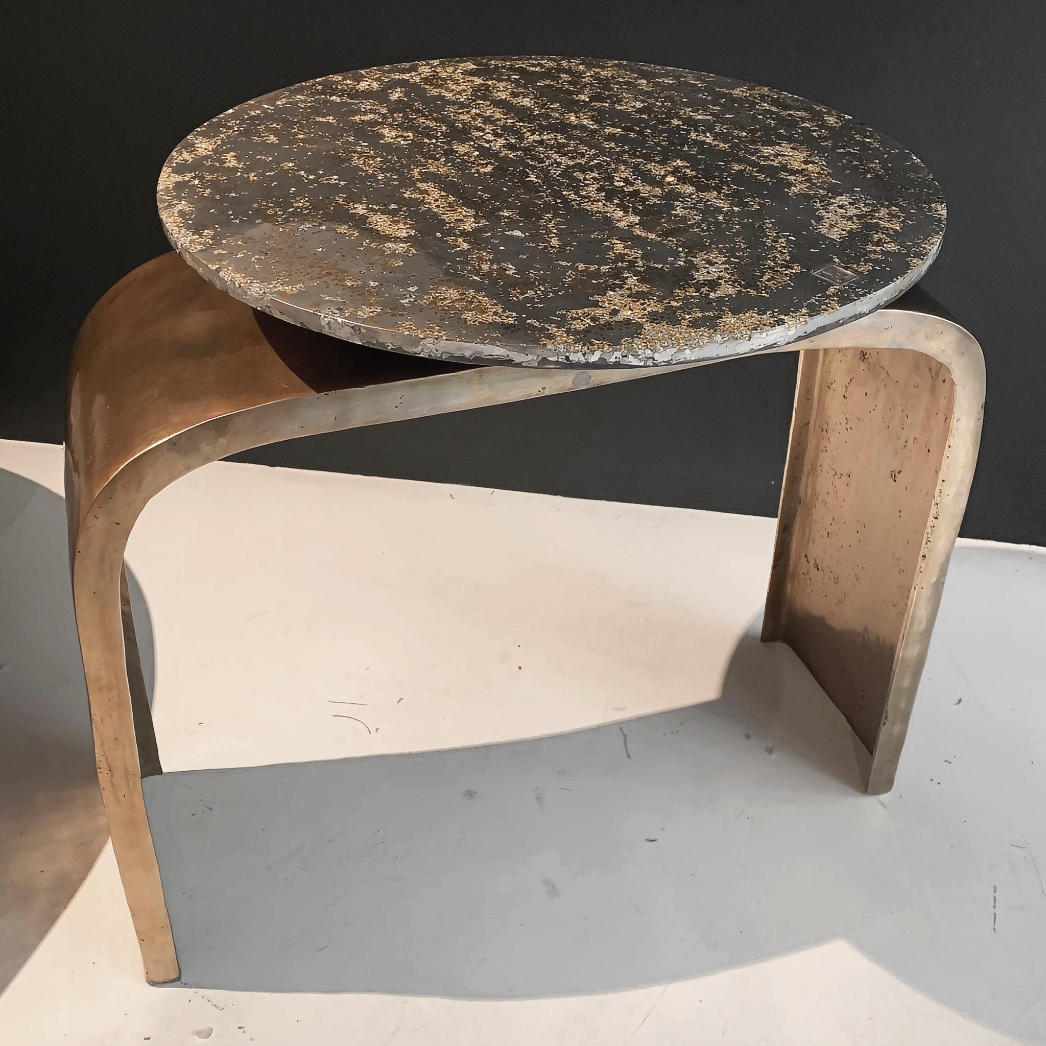 Pieds en bronze réalisés sur commande, avec la finition patinée souhaitée. Top en stock : Cette table contemporaine est une pièce unique, créée par Xavier Lavergne et réalisée en étain fondu avec des grains de laiton, noyée dans la résine et polie