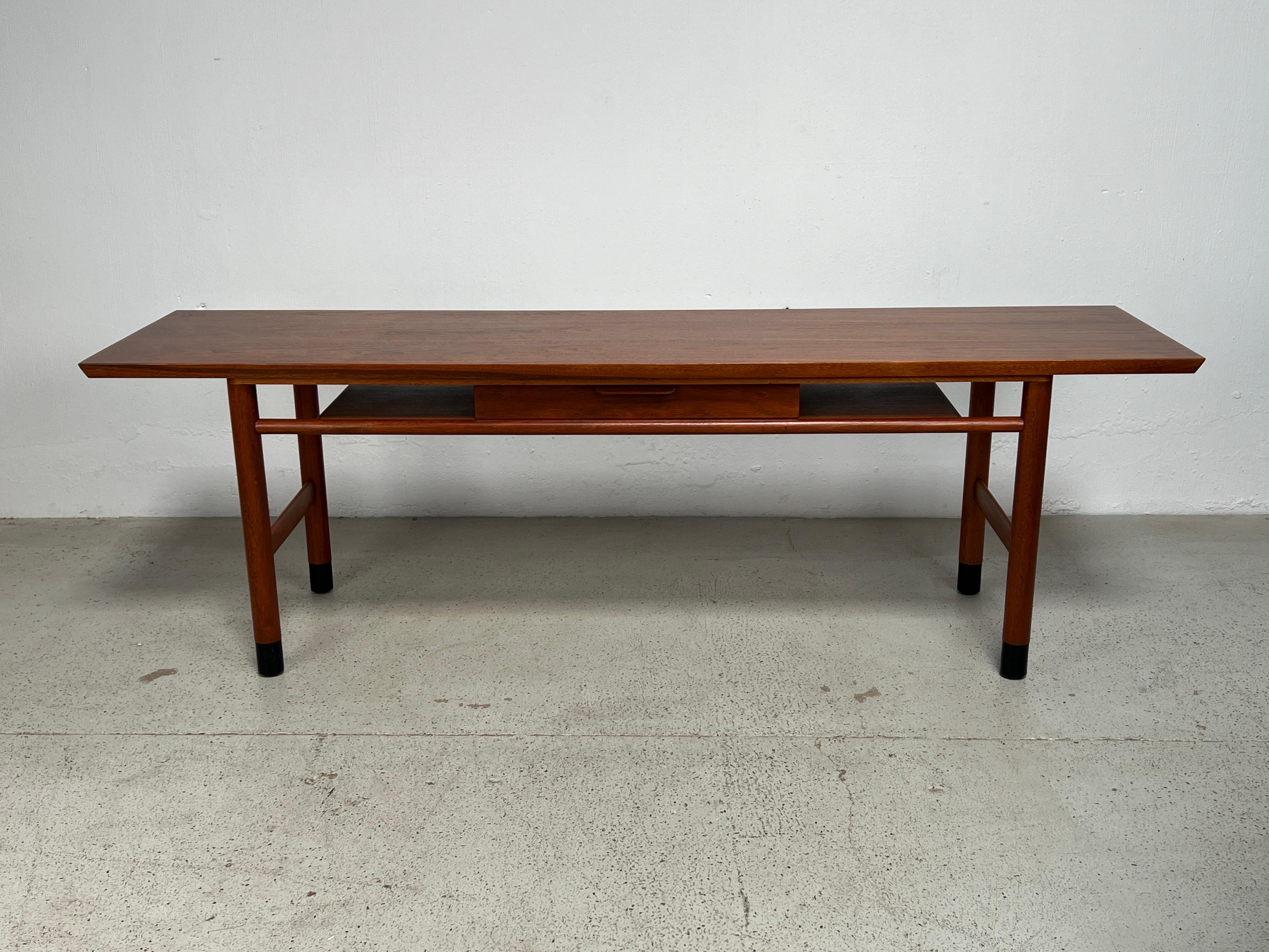 Console en noyer et acajou avec pieds recouverts de cuir. Conçu par Edward Wormley pour Dunbar. 