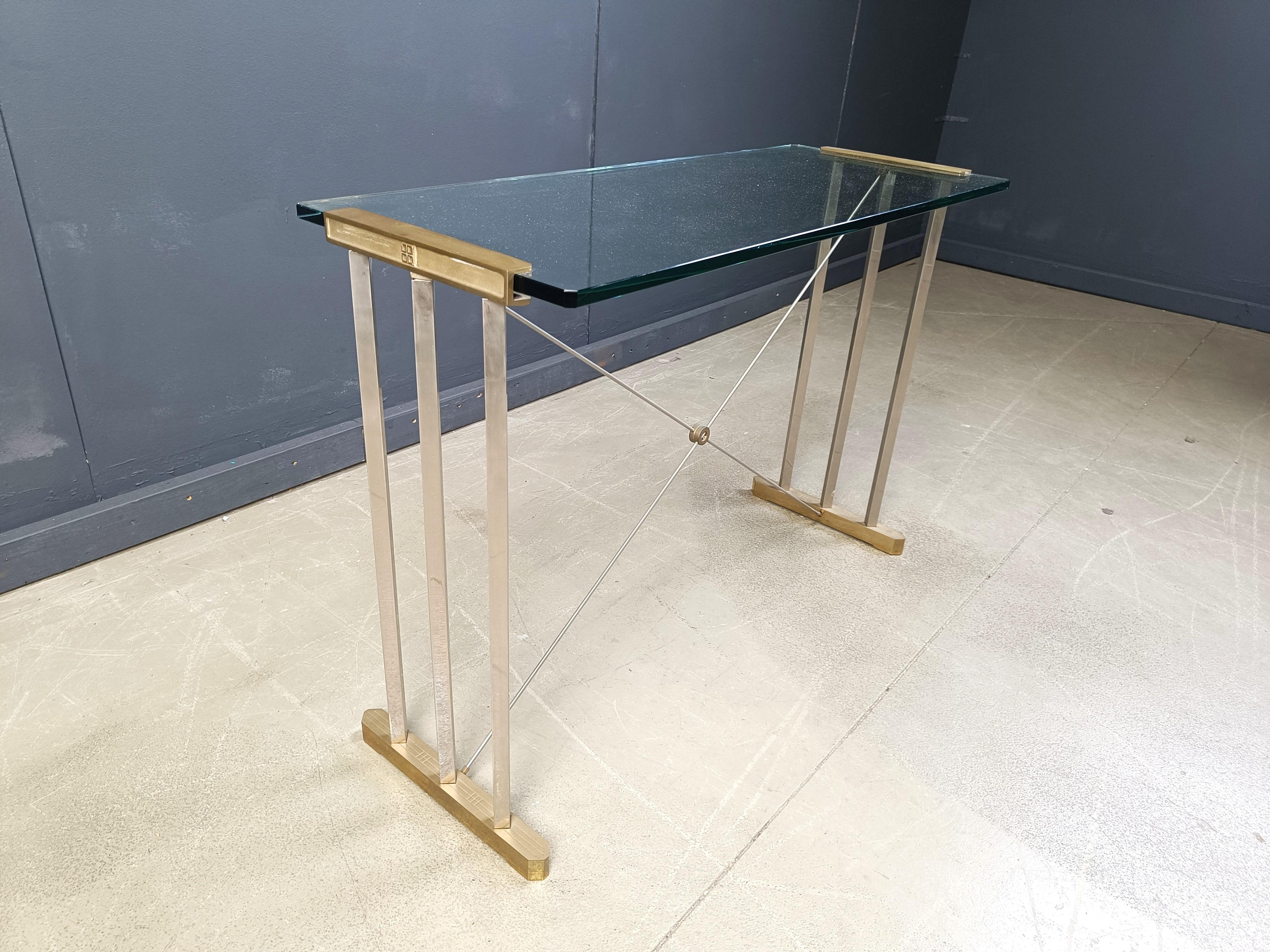 Rare brass console table designed by Peter Ghyczy.

Ghyczy is known for his bronze/brass tables with integrating the glass in the design as subtile as possible.

Timeless design. 

Good condition

1970s - Netherlands

Dimensions:
Height: 72cm
Width: