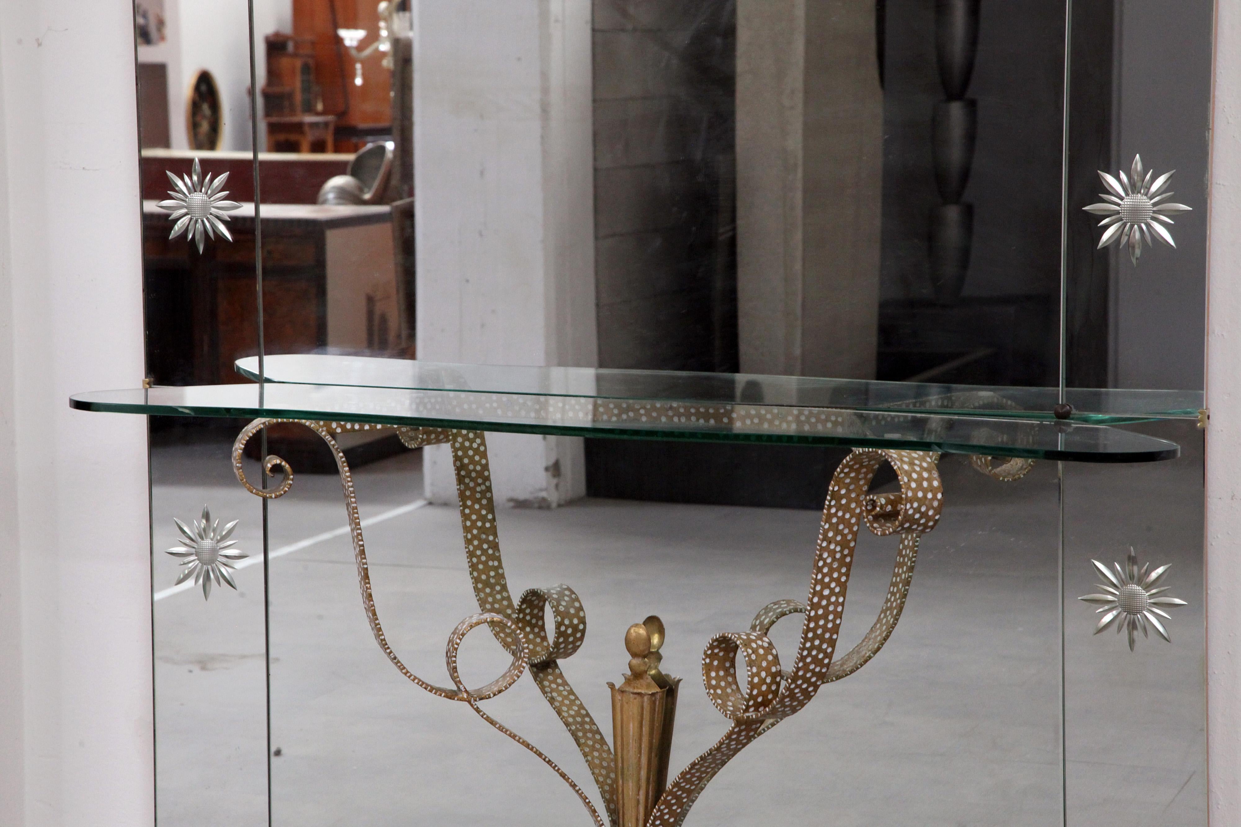 Console avec miroir en fer forgé doré, avec dessus en cristal, le miroir et entouré de fleurs stylisées gravées au centre en haut de la porte elgante et cristal précieux cimasa avec fragment d'or.
L'emballage avec du papier bulle et des boîtes en