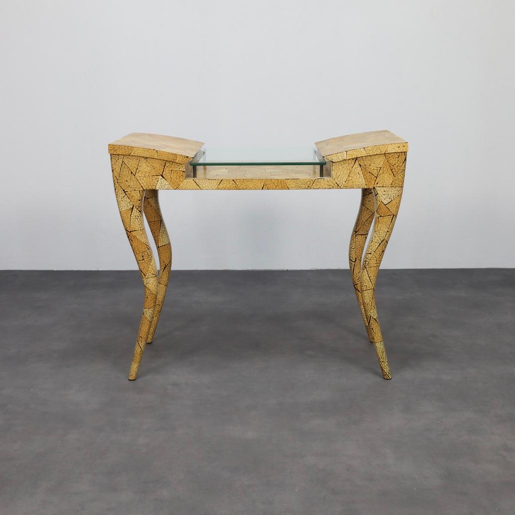 Cette console sculpturale du duo de designers parisiens Ria et Yiouri Augousti (R&Y Augousti) date des années 1990 et reflète leur esthétique caractéristique : un mélange d'élégance art déco, de matériaux naturels et de formes organiques.

Le