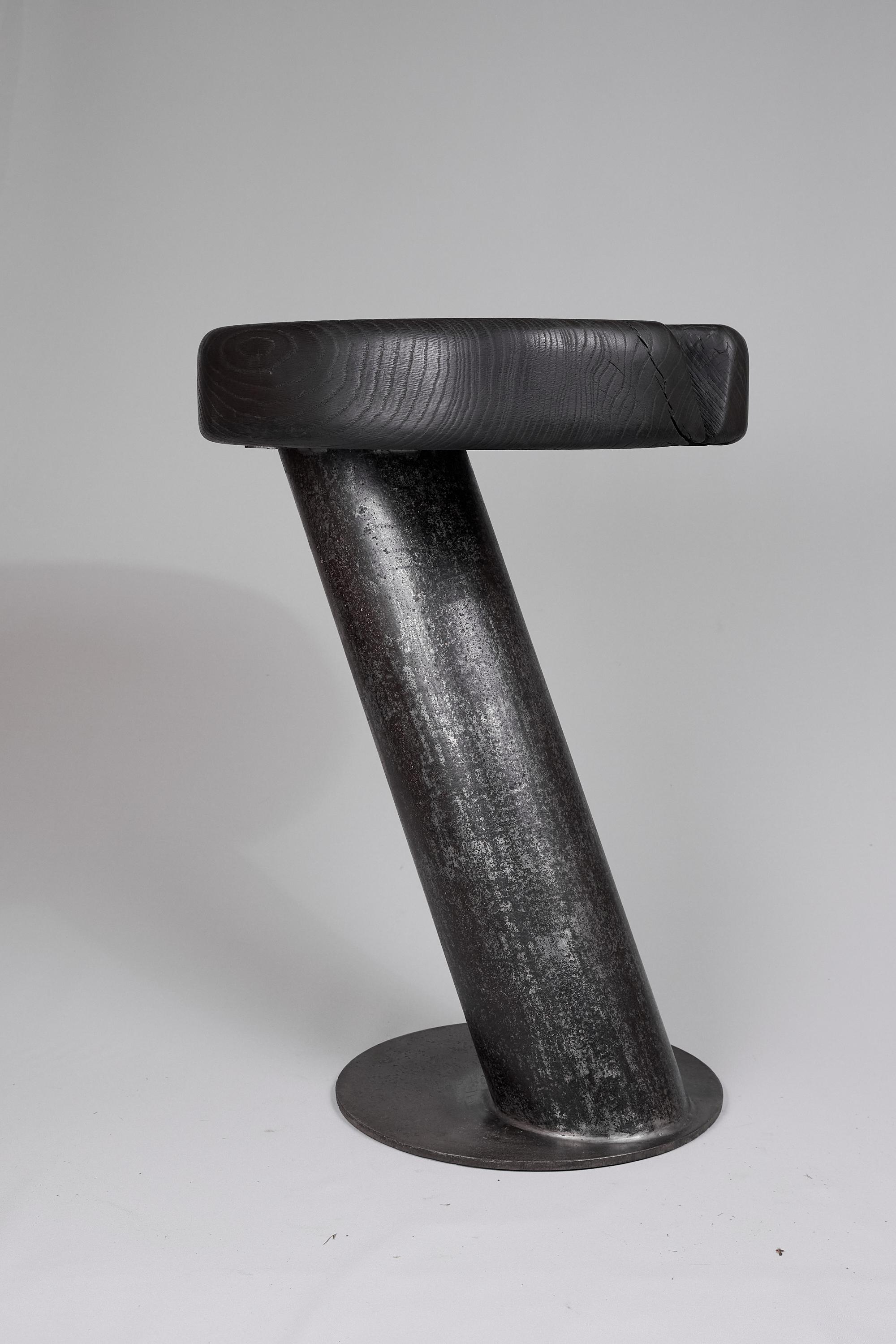 Gebranntes Holz, Hoher Couchtisch, Hoher Tisch, Contemporary Original Design, Schwarz (Stahl) im Angebot