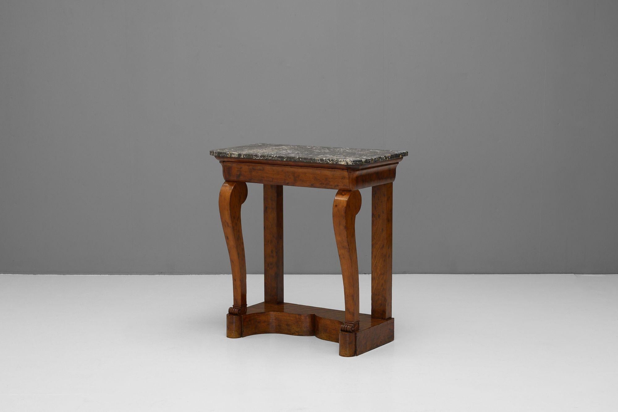 French, marble top mahogany console table on cabriole legs. ( Marble repaired ) Circa 1870.


H 88cm x W 82cm x D 43cm