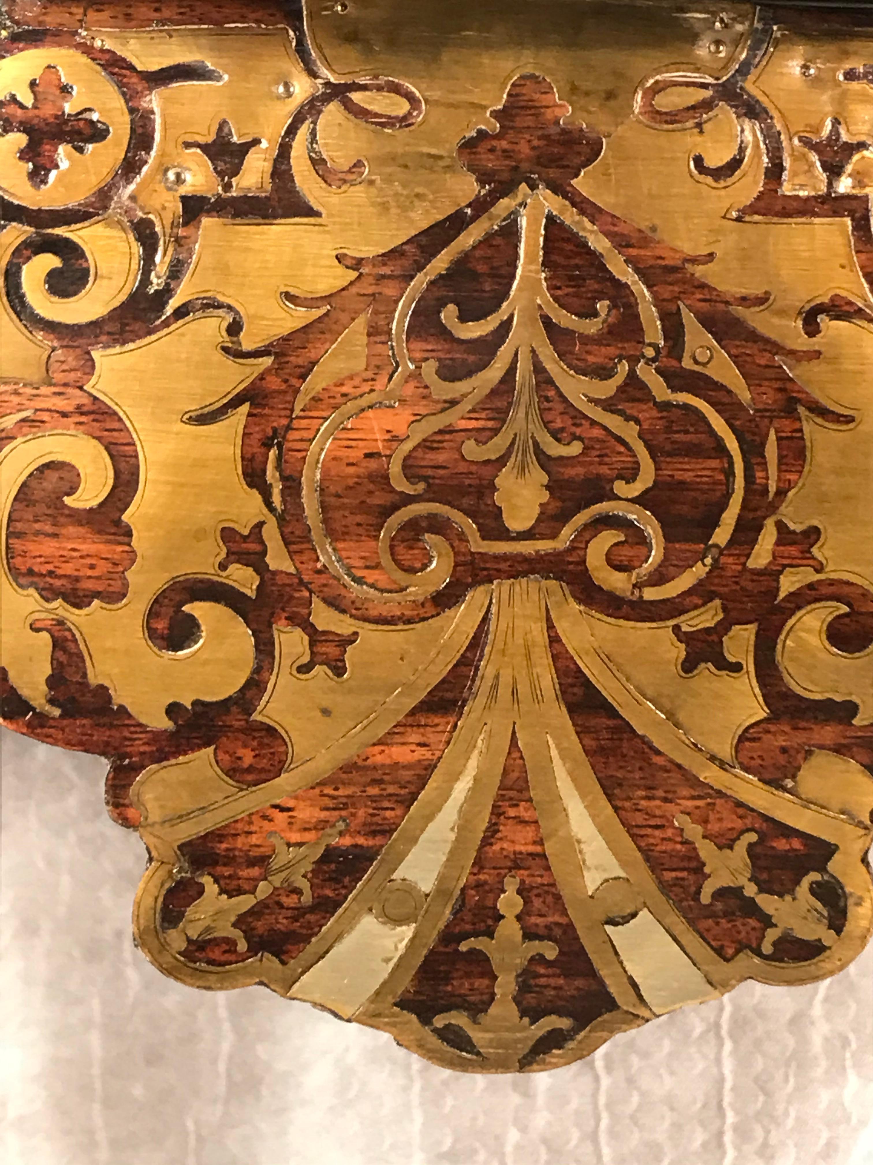 Mesa consola, Francia provincial hacia 1760, al estilo de André Charles Boulle. Kingwood con incrustaciones de latón. Esta interesante consola no está repintada. Tiene algunas pequeñas pérdidas en las incrustaciones de latón y presenta huellas de