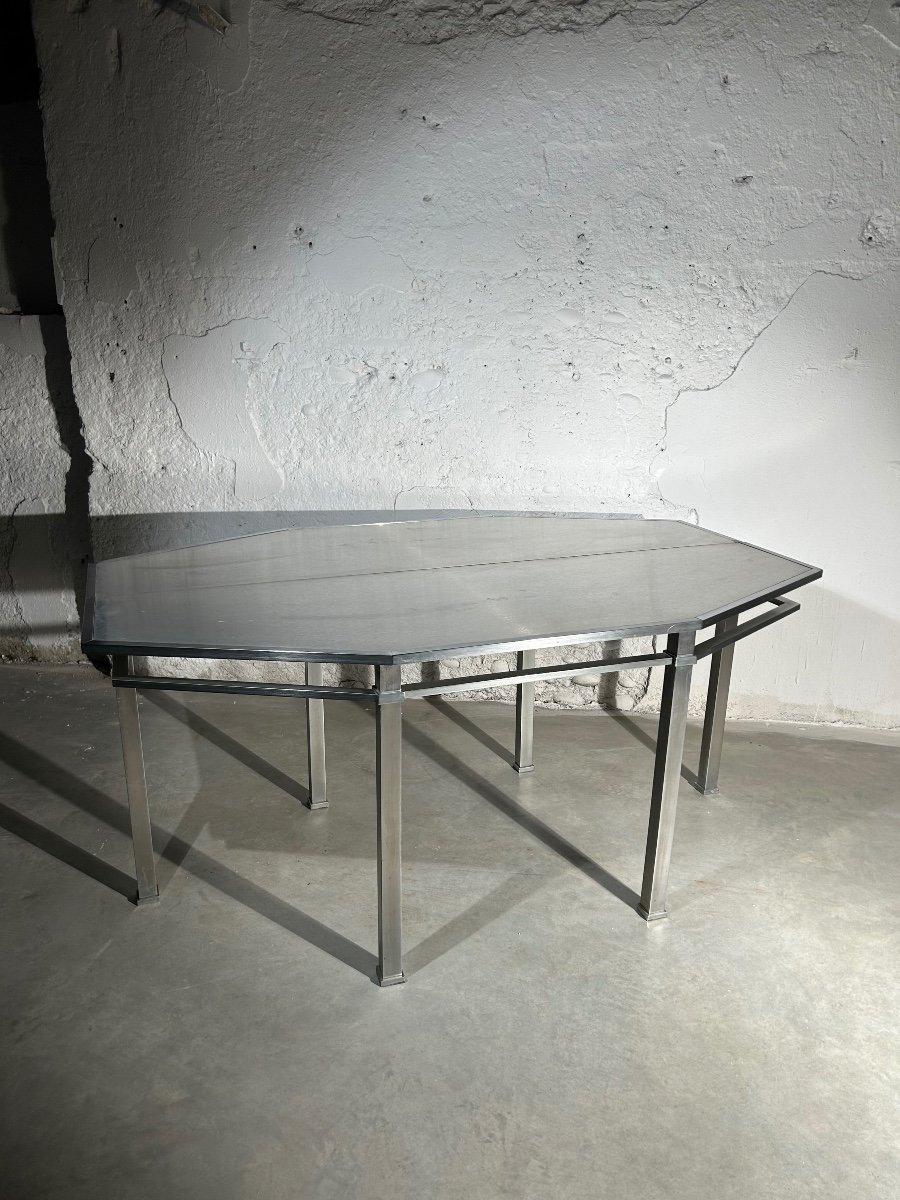 Konsolen- oder Sofatisch, entworfen von Guy Lefevre, herausgegeben von Maison Jansen, um 1970.
Dieser Tisch aus der Mid-Century Modern-Periode kann dank seiner ausziehbaren Platte in einen Esstisch verwandelt werden. 
Man erkennt eine fünfeckige