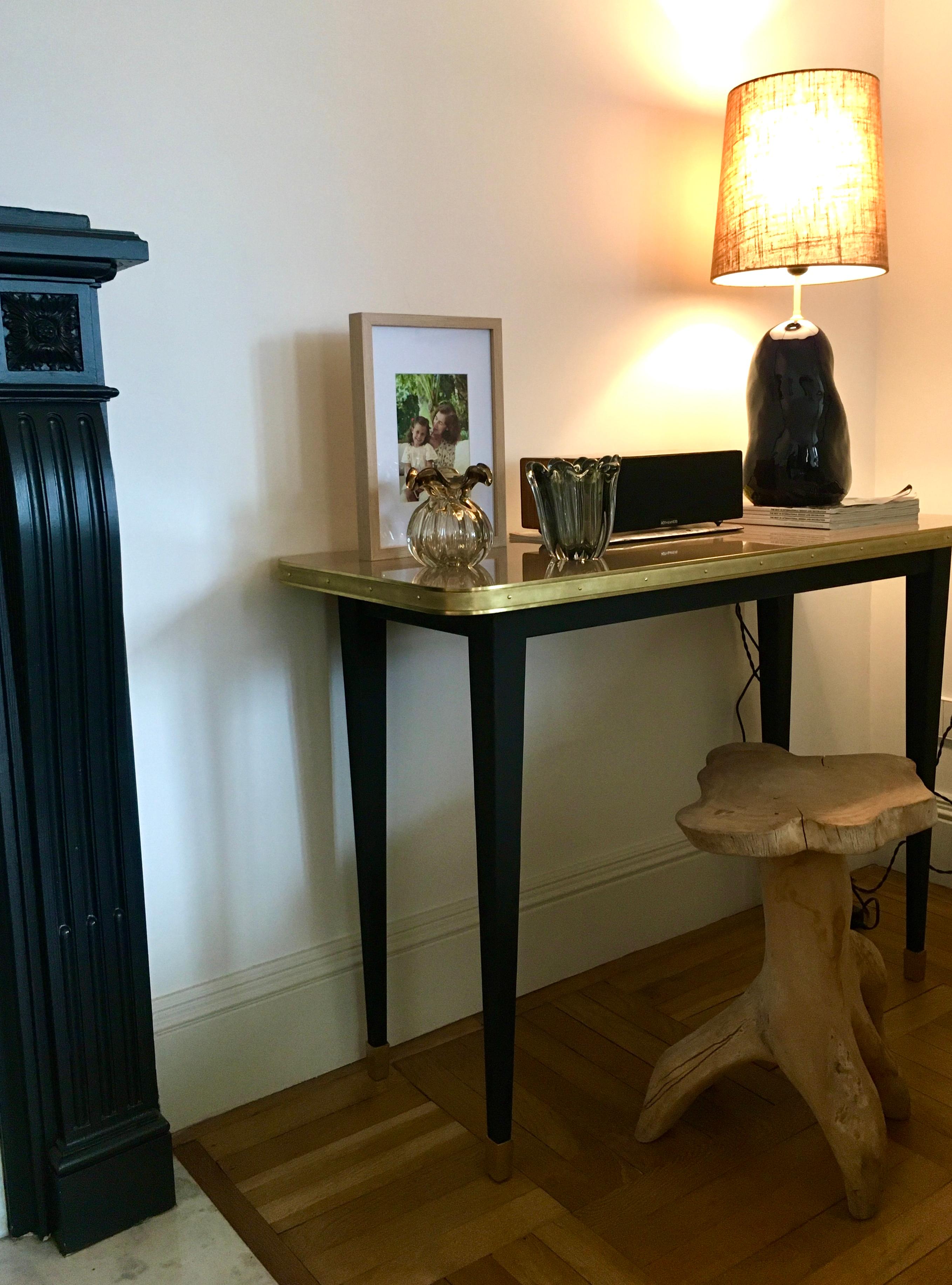 Laiton Table console, stratifié brillant et détails en laiton, bourgogne - L en vente