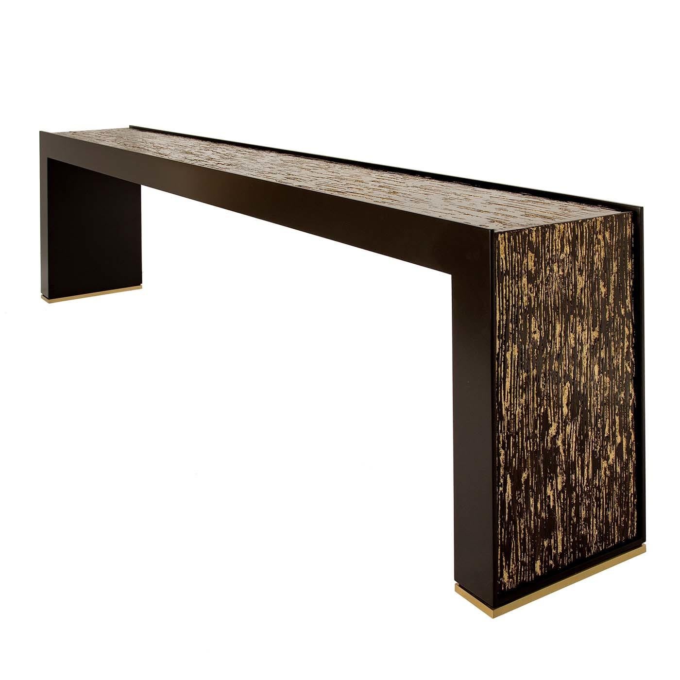 Solid and impressive white, at the same time, extremely elegant, this console table is perfect for furnishing living rooms or hallways. The structure is entirely in black lacquered wood with gold and black material decorations on the top and sides.