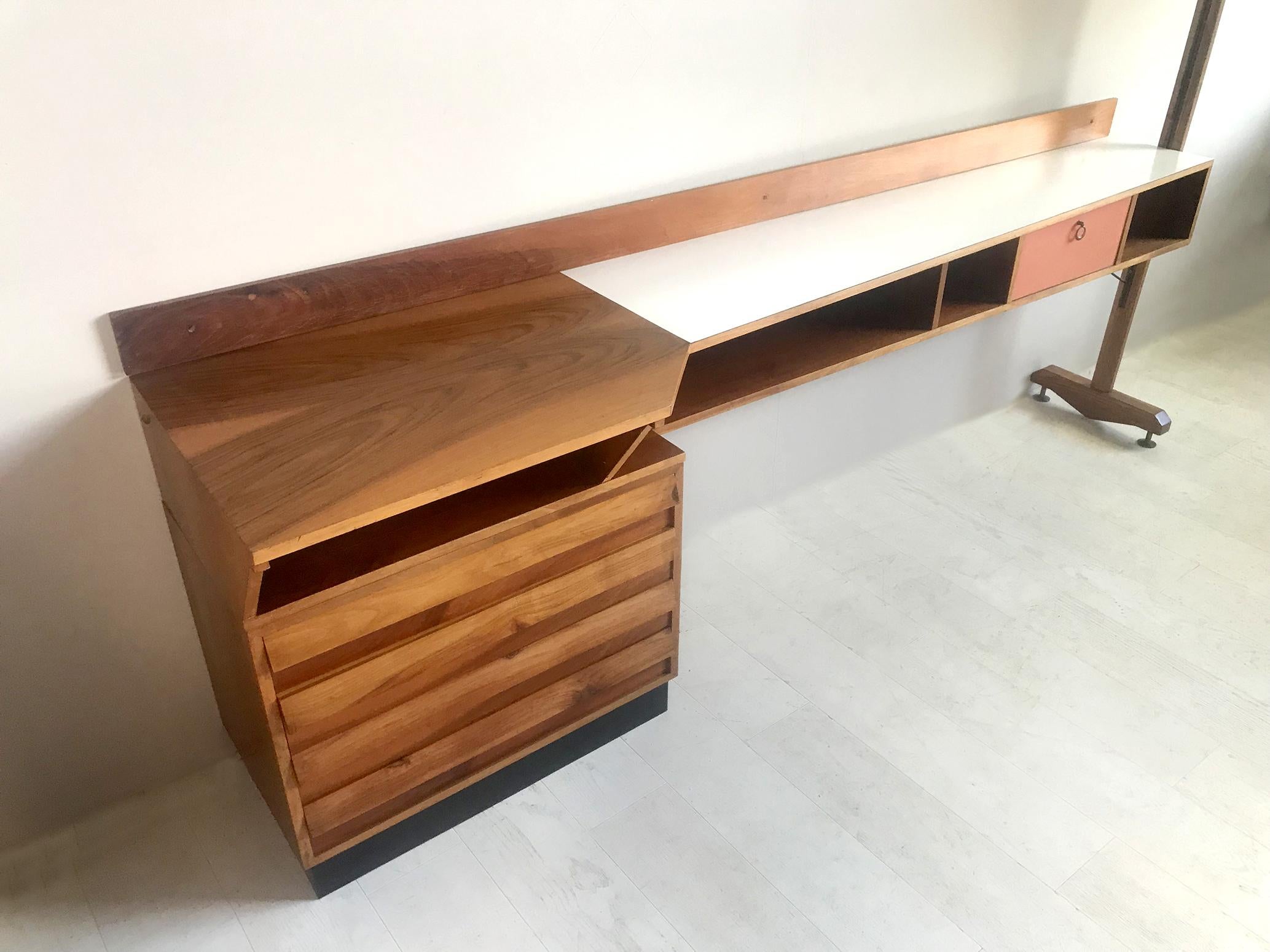 Large wall console in walnut and white and pink Formica. This furniture, designed for a hotel in Ventimiglia in 1955, adopts the codes of post-war Italian modernism, elegance of form and colors, use of materials such as formica, blond walnut and