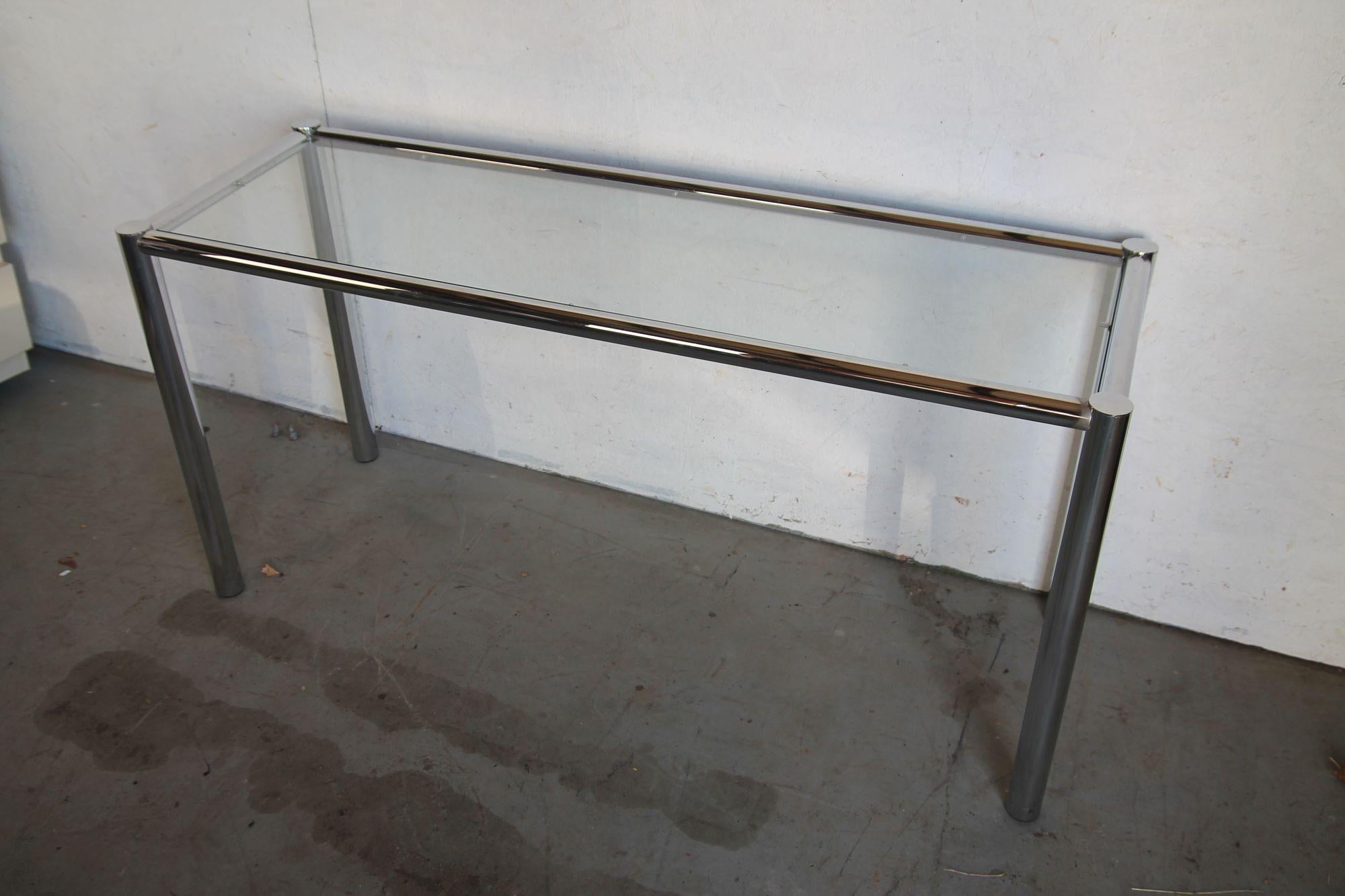 Console table in chrome and glass In Good Condition For Sale In Asbury Park, NJ