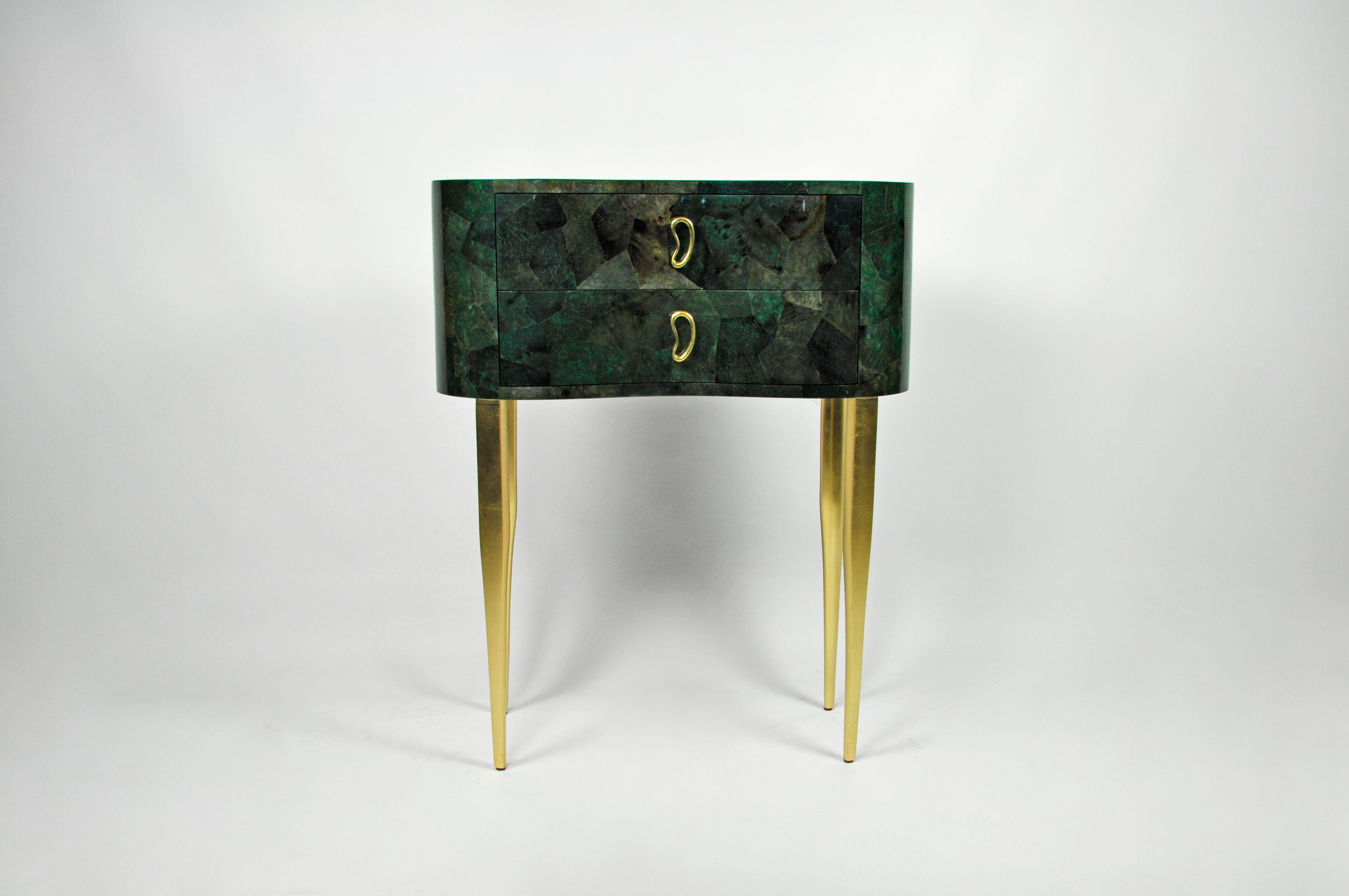 This console table is made of green polished shell marquetry .
It has 2 drawers with cast brass handles.
The legs are in gilded wood.
The bean organic shape gives a very glamorous and sophisticated aspect to this console table.

The dimensions of