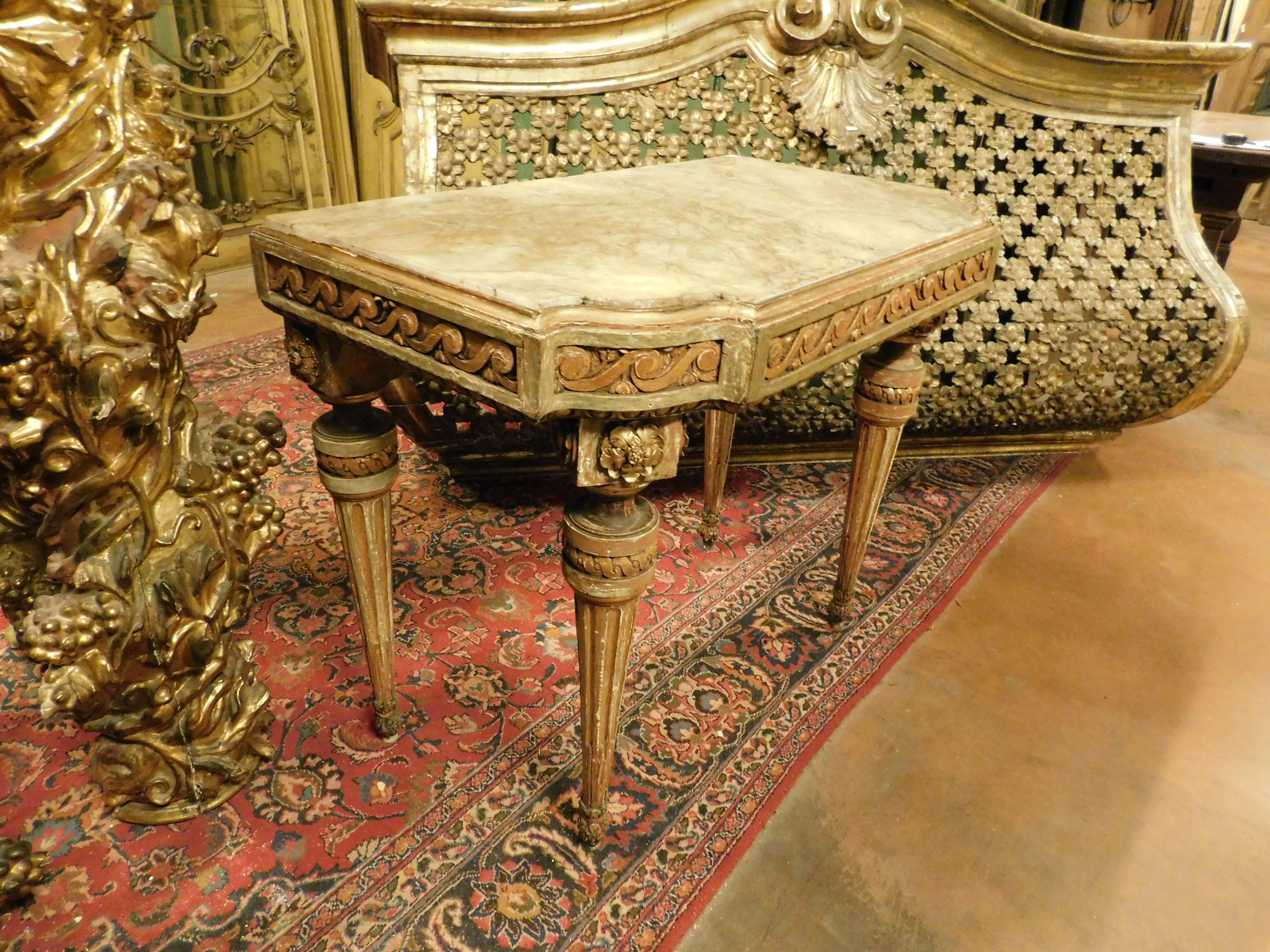 Console table in lacquered and gilded wood with floral motifs, alabaster top For Sale 2