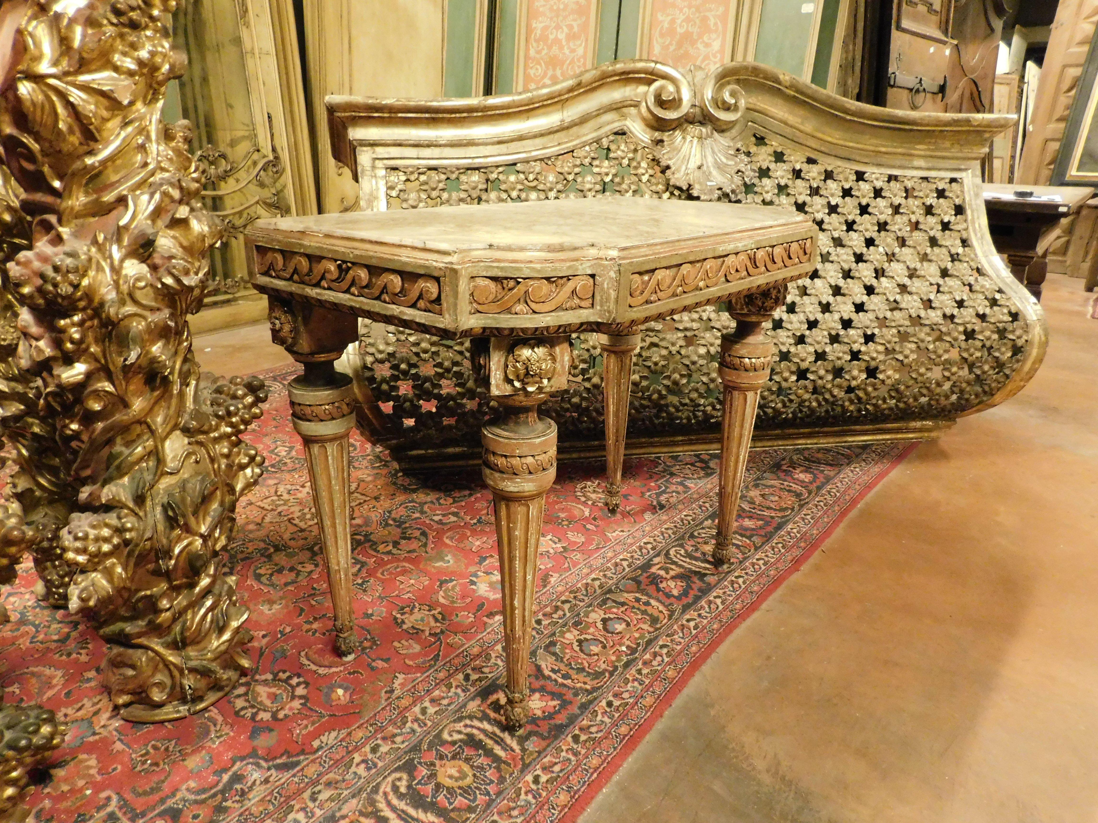 Console table in lacquered and gilded wood with floral motifs, alabaster top For Sale 3
