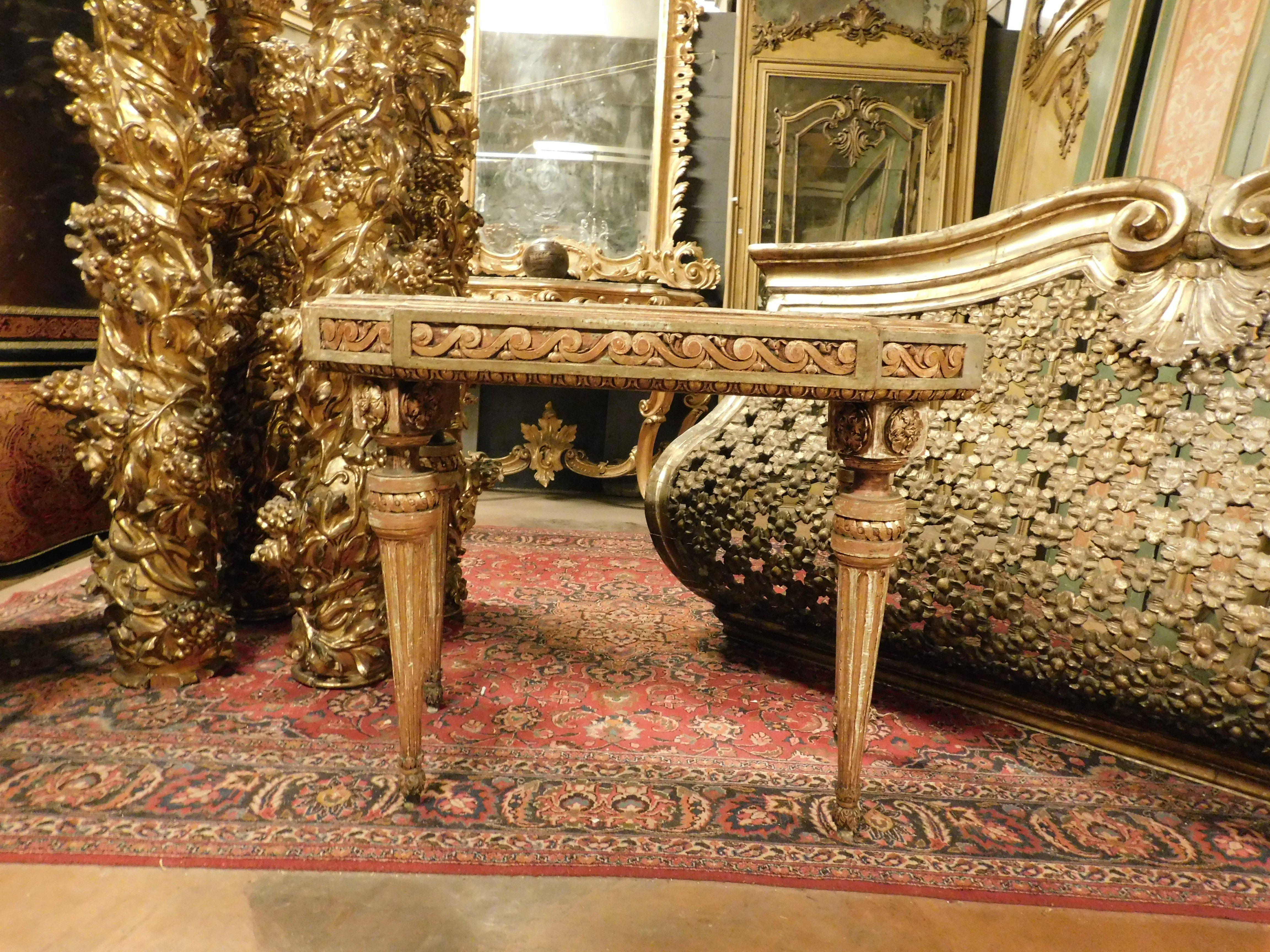 Italian Console table in lacquered and gilded wood with floral motifs, alabaster top For Sale