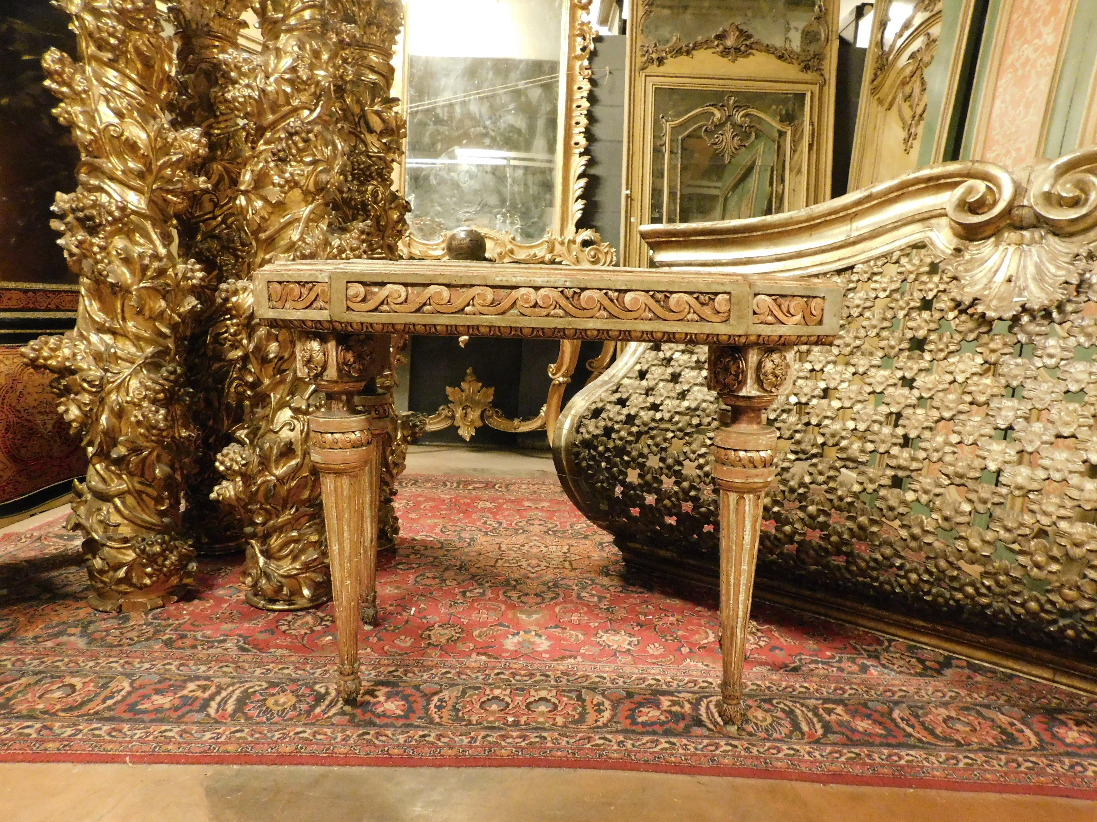 Hand-Carved Console table in lacquered and gilded wood with floral motifs, alabaster top For Sale