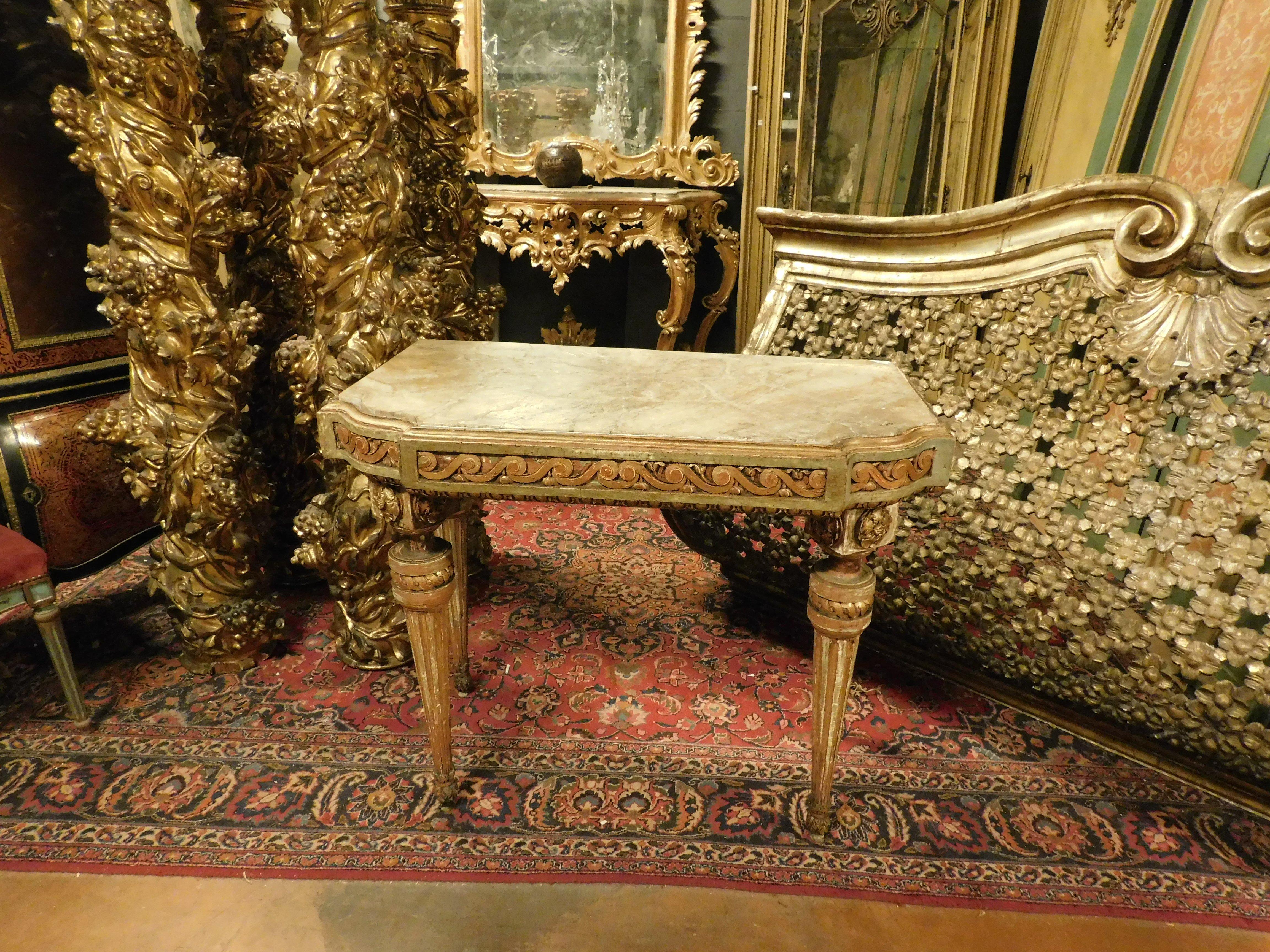Console table in lacquered and gilded wood with floral motifs, alabaster top In Good Condition For Sale In Cuneo, Italy (CN)