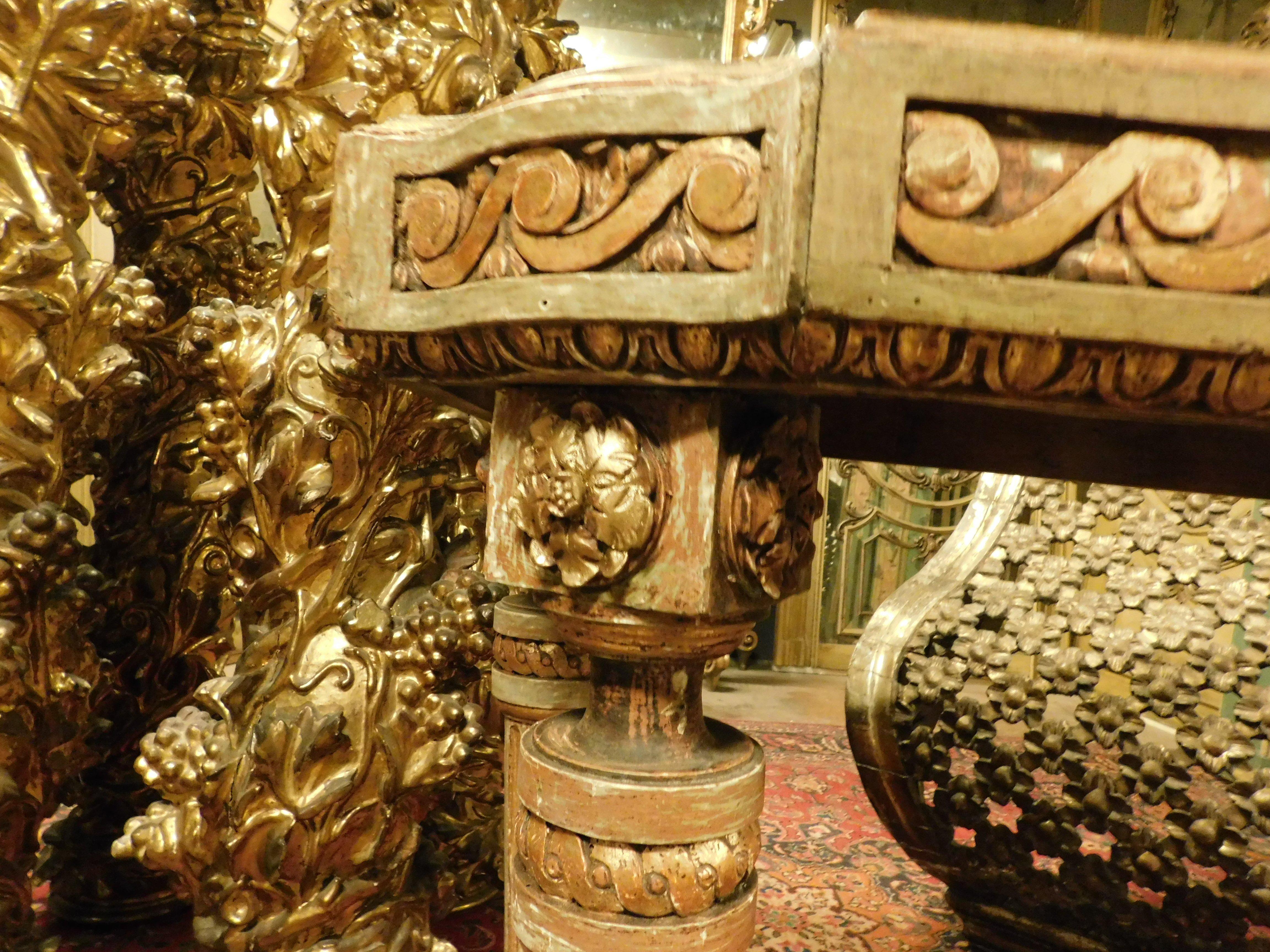 Console table in lacquered and gilded wood with floral motifs, alabaster top For Sale 1