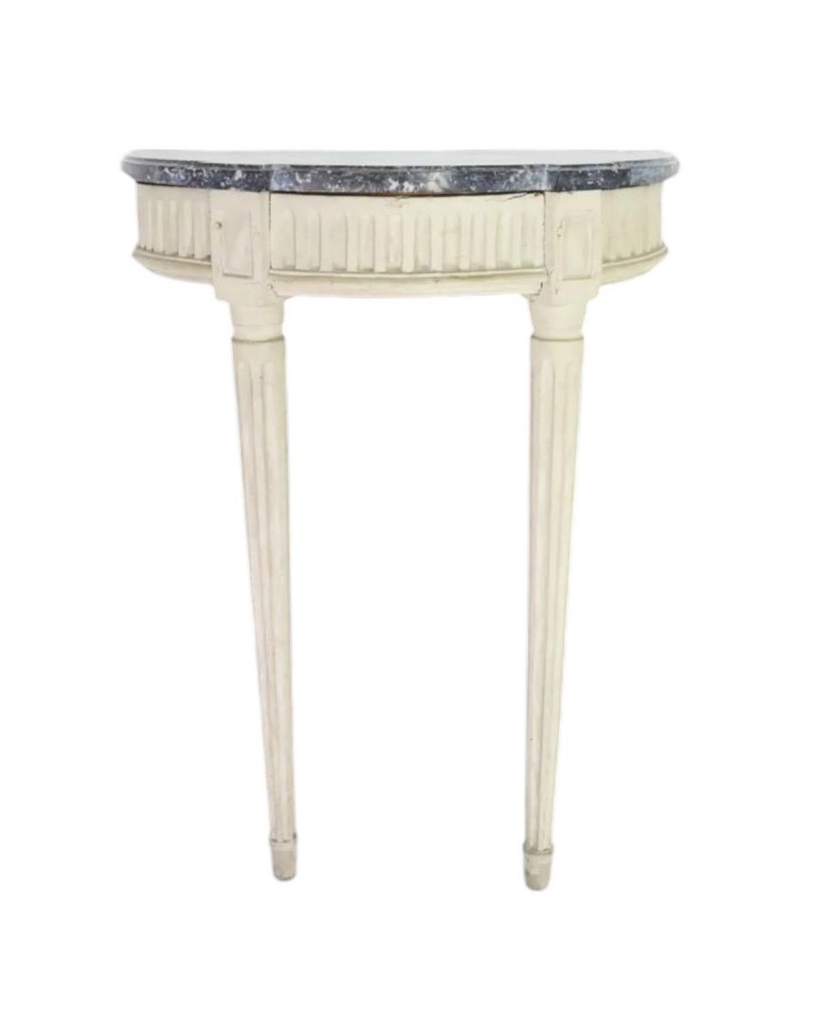 Mesa consola de madera lacada, esculpida - mármol - Periodo Luis 16 - Francia Francés en venta