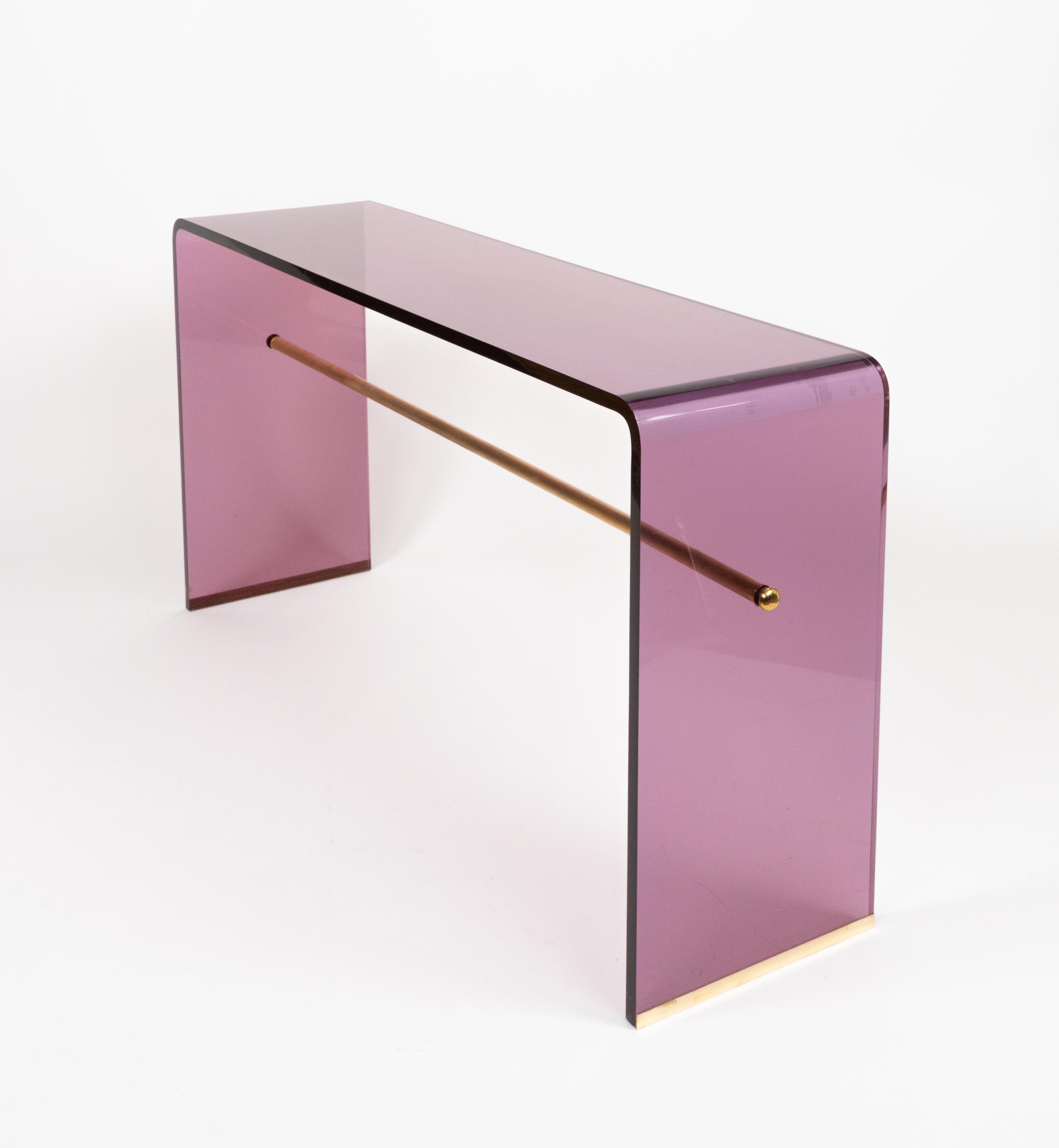 Table console en lucite mauve et laiton style Alessandro Albrizzi, Italie 1970 en vente 3