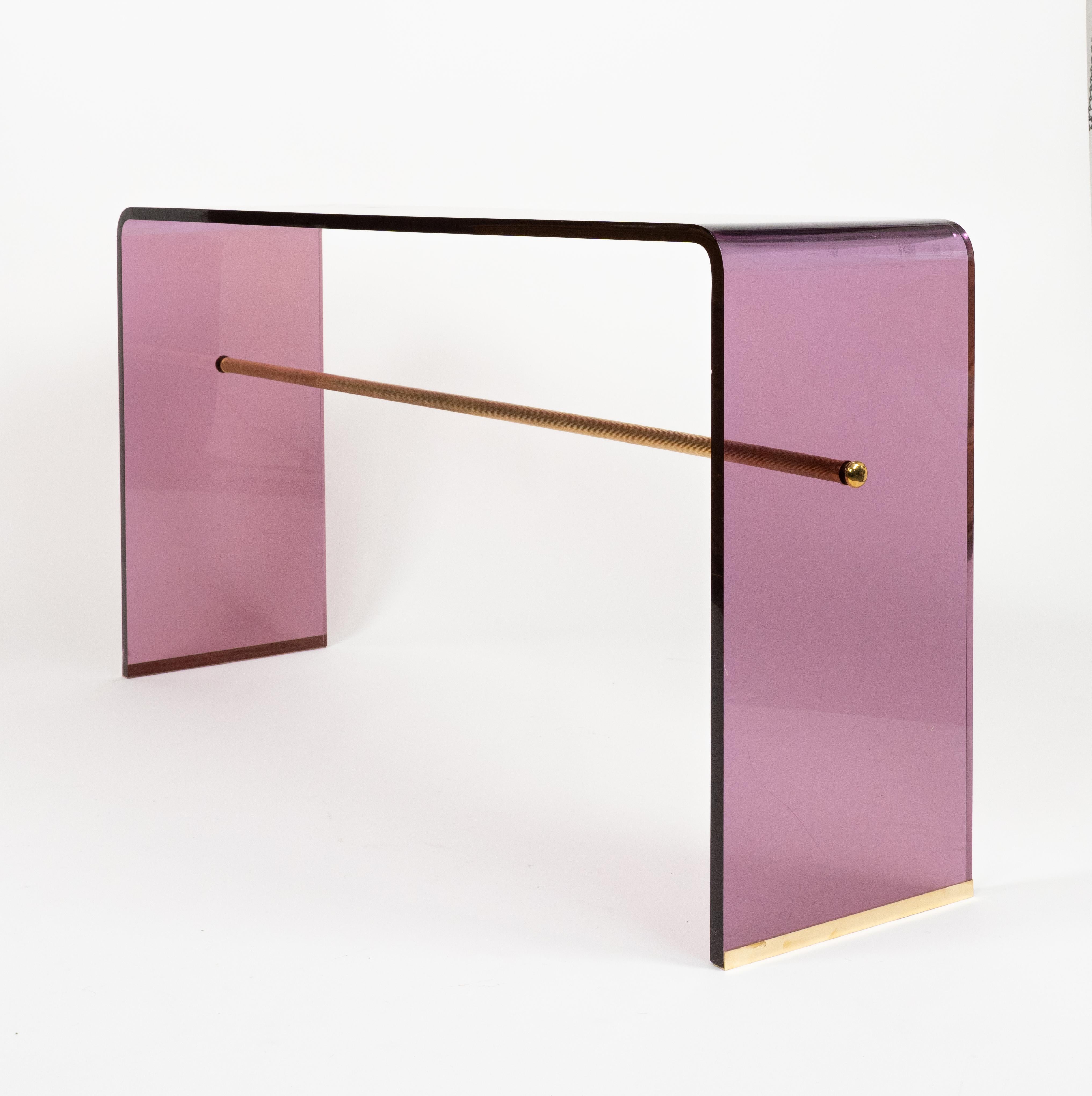 Table console en lucite mauve et laiton style Alessandro Albrizzi, Italie 1970 en vente 4