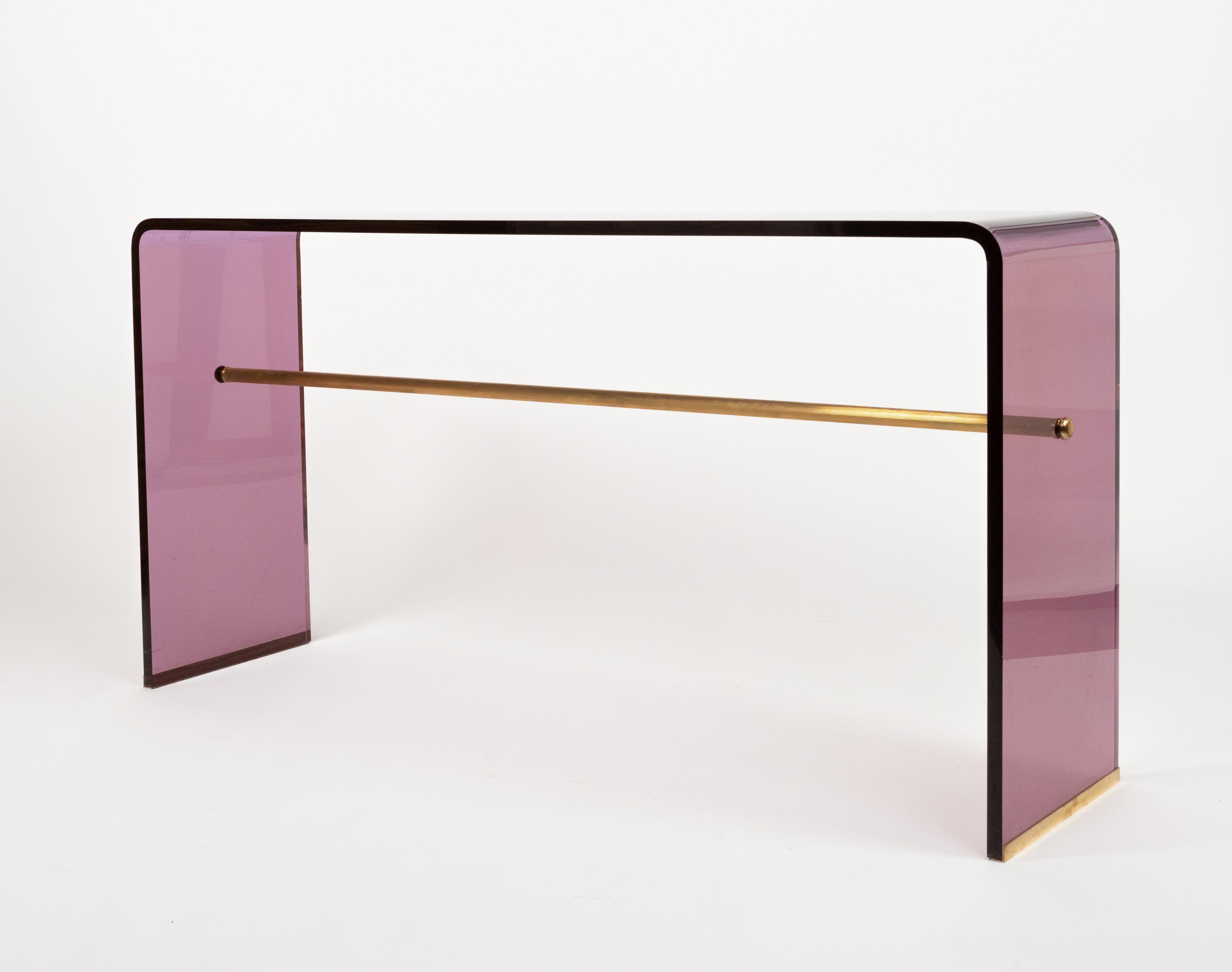 Table console en lucite mauve et laiton style Alessandro Albrizzi, Italie 1970 en vente 5