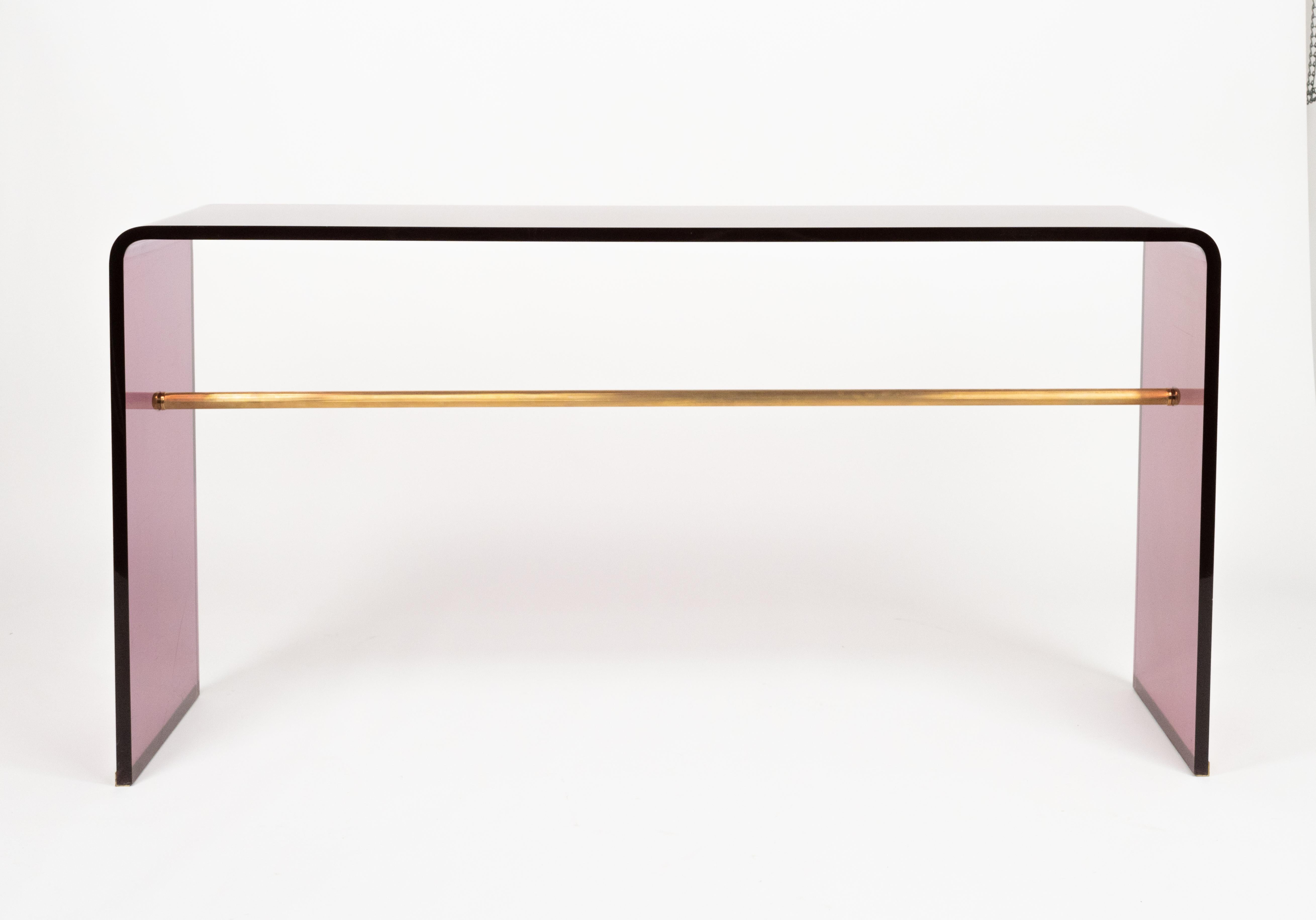 Table console en lucite mauve et laiton style Alessandro Albrizzi, Italie 1970 en vente 6